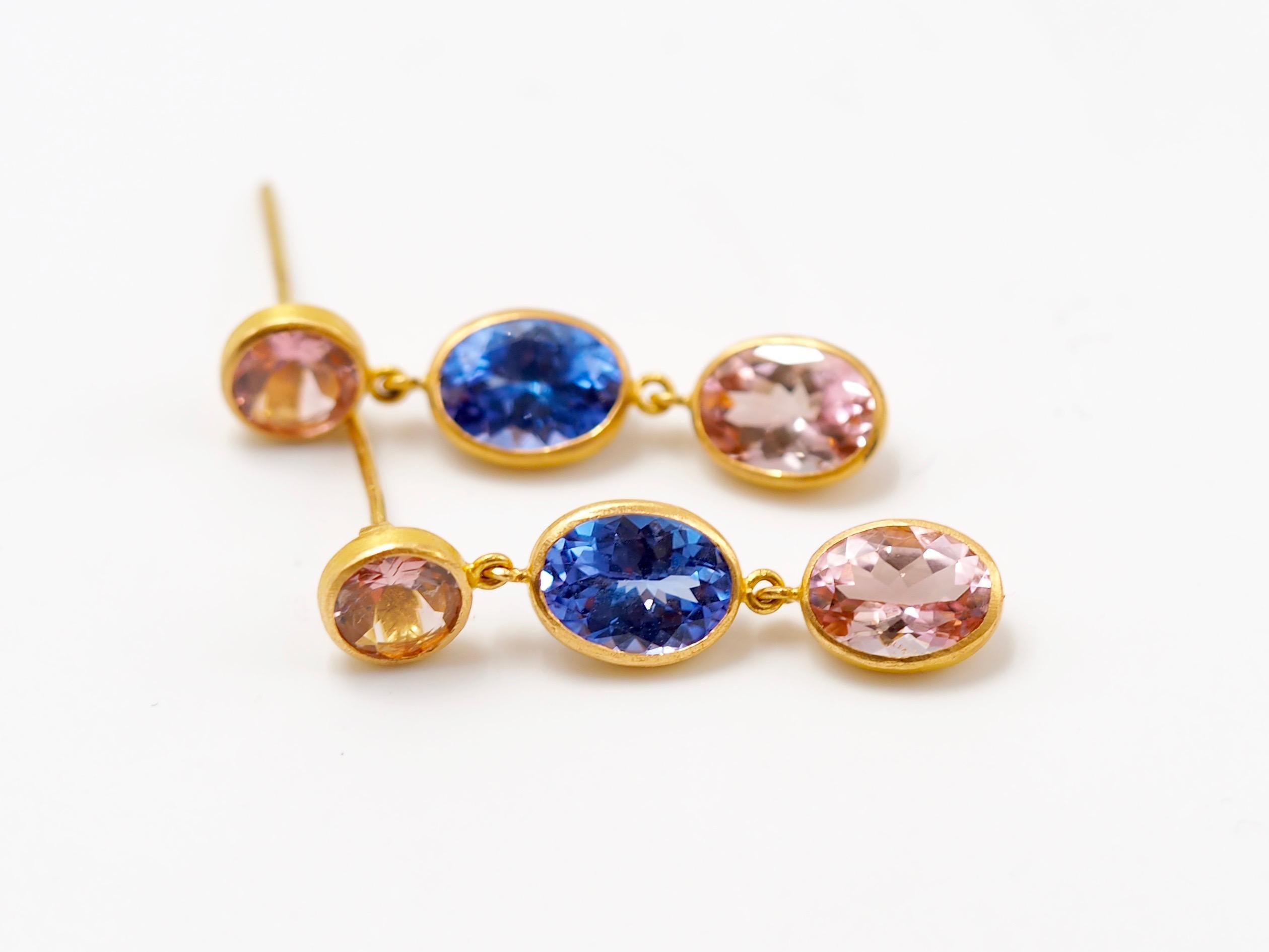 These colourful earrings by Scrives are composed of 4 light pink tourmalines (2 rounds & 2 ovales) & 2 oval tanzanites.
Tourmalines & morganites total weight is 6.68 cts. 
The tourmalines and tanzanites are high quality gemstones with very good