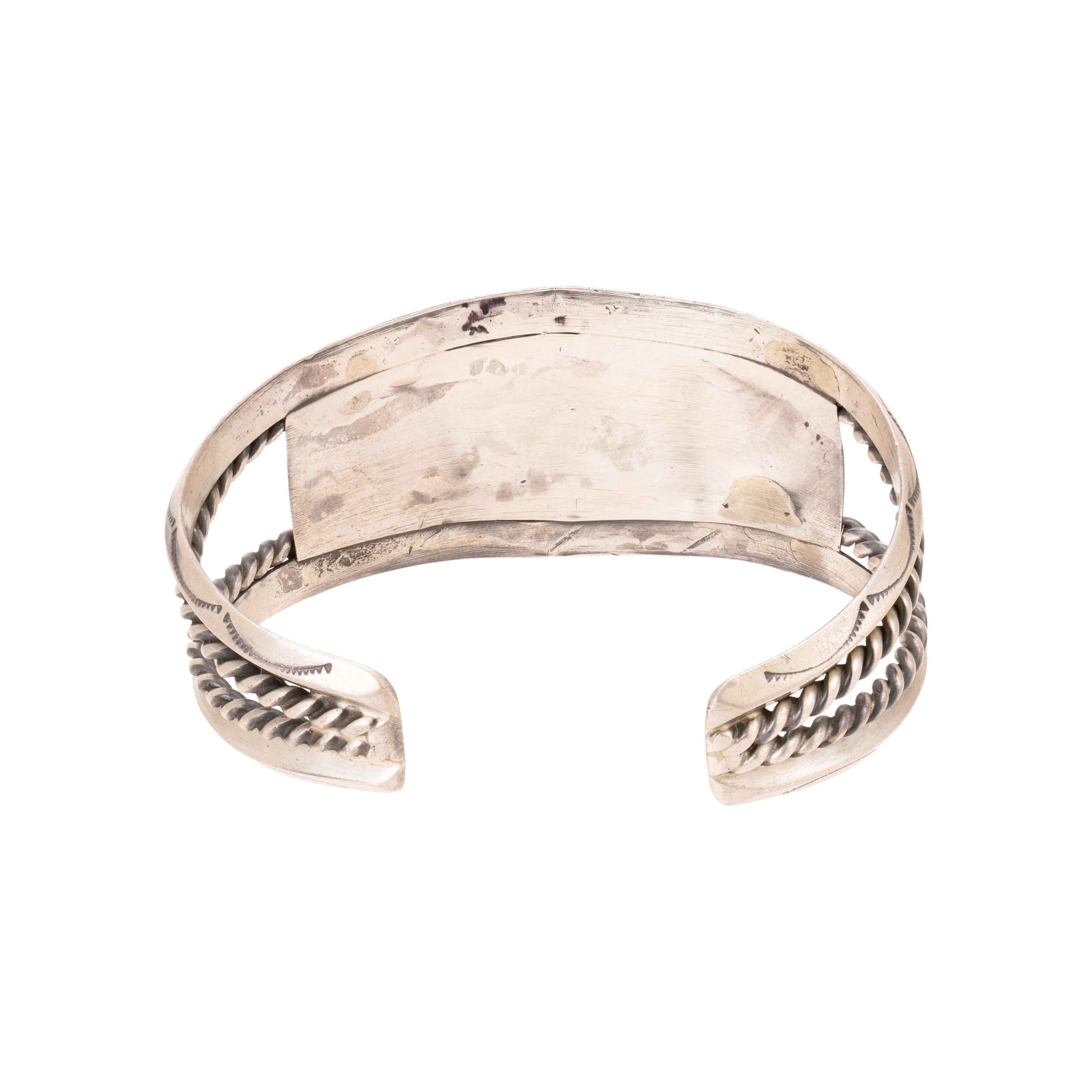 Pulsera de turquesa y plata de ley. Brazalete de doble banda de plata de ley con cinco piedras centrales de turquesa Morenci. Decorada con cuerda retorcida, cuentas de ley y detalles estampados. Sin marcar. Peón viejo. De la Tienda India de Clovis,