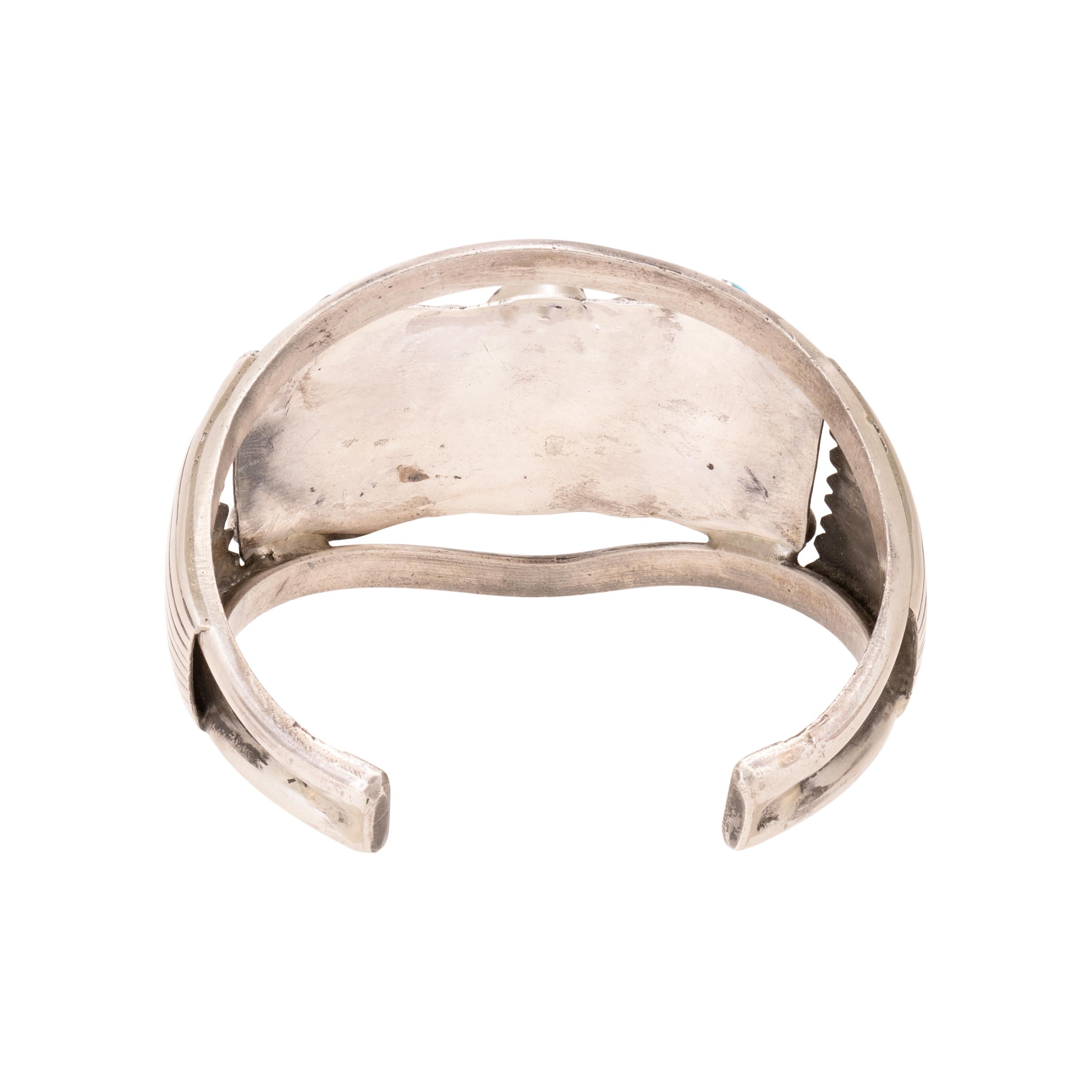 Navajo Drei-Stein-Türkis-Armband. Drei Morenci-Türkissteine in einer Manschette aus massivem Sterlingsilber. Die Manschette hat zwei Blätter an der Seite und Perlen um jeden Stein. Unmarkiert. Altes Bauernhaus. Aus dem Indianerladen in Clovis, New