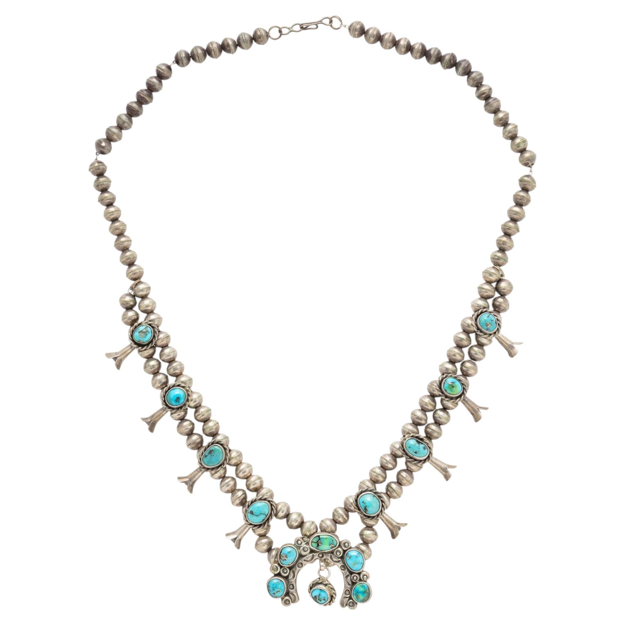 Collar pequeño de plata de ley y turquesa con diseño de flor de calabaza, de estilo nativo americano
