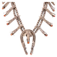 Collier vintage Navajo en argent massif avec corail, motif « Squash Blossom »