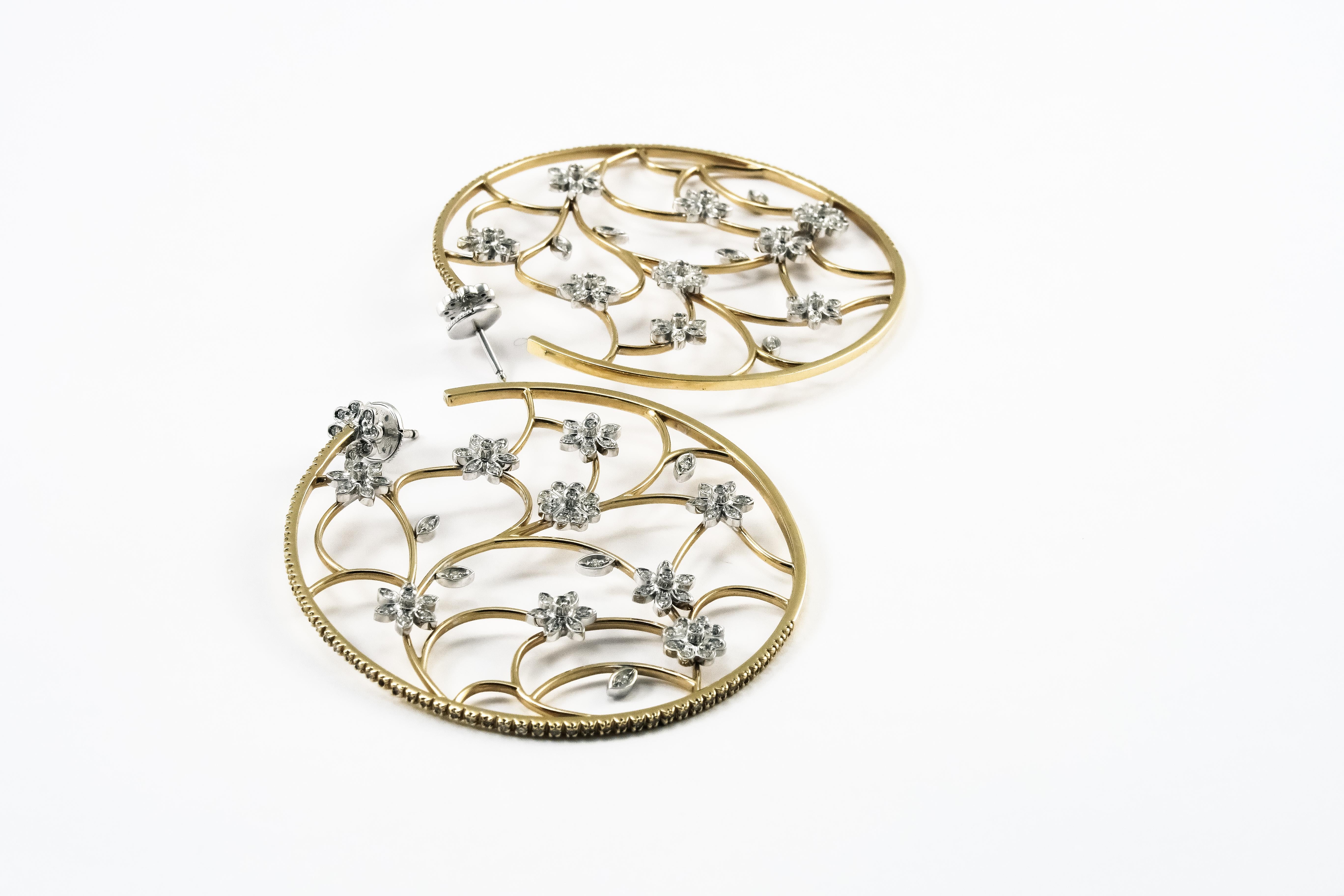 Hoop earrings in 18K yellow gold set with diamonds, flower-modeled openwork disk, and diamonds along the border.  A touch of fascination for the everyday posh style. 
Total ct diamonds weight 2,12
Gold weight 31,70

