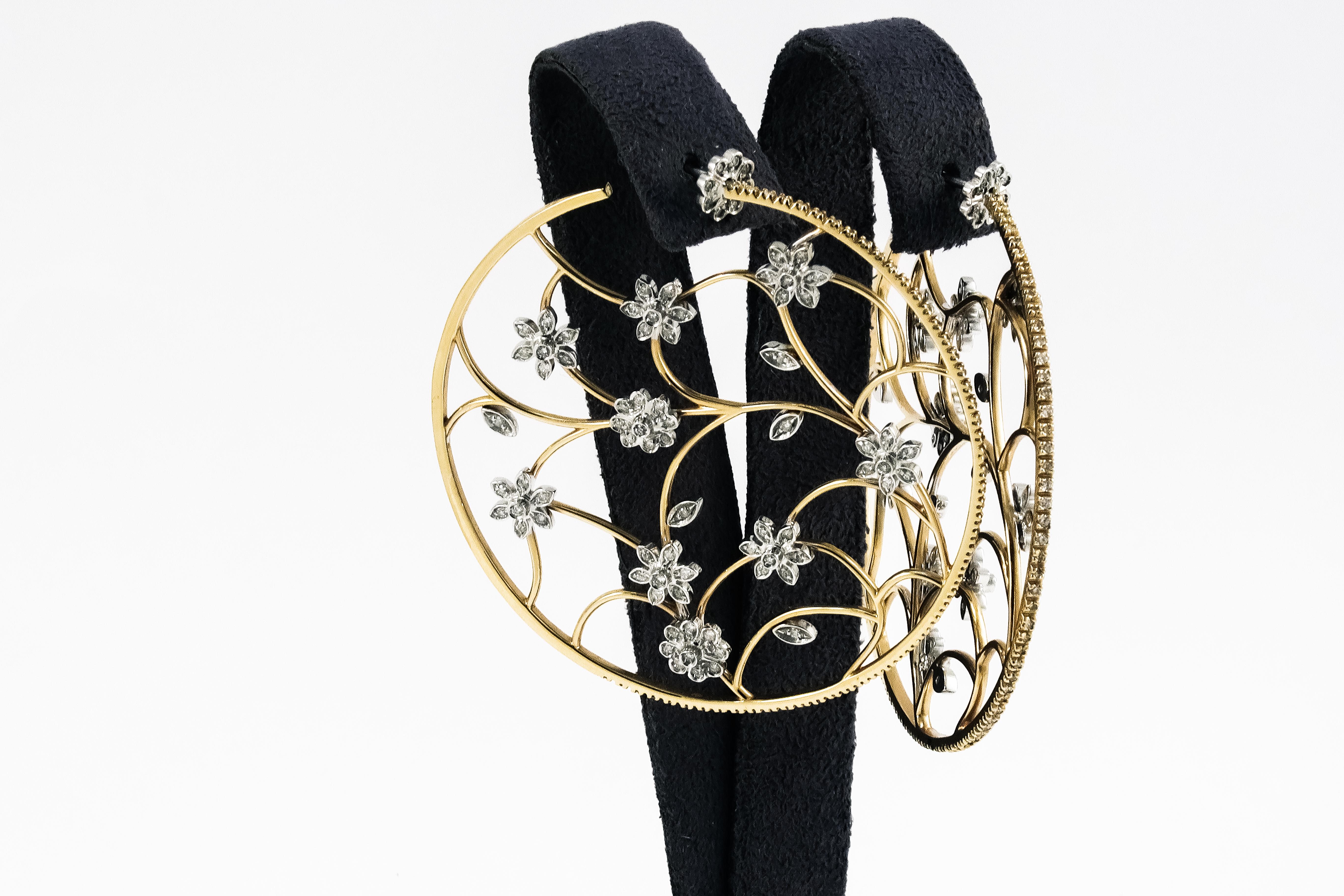 18 Karat Yellow Gold and Diamonds Openwork Hoop Earrings with Flower Details In New Condition In Cosenza, Italia