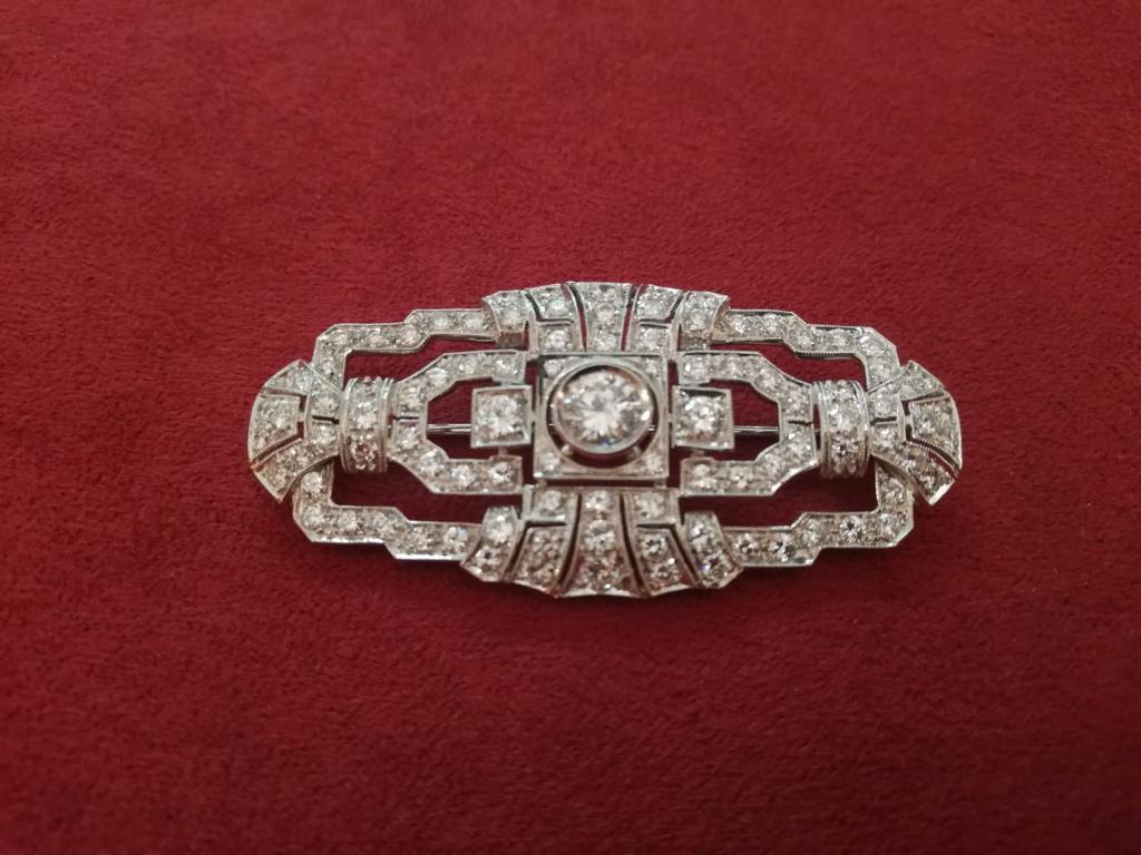 One of a kind brooch from the Art Deco era in 18K White Gold (13,20gr) and Diamonds with a total approximate weight of 4.13 carats. A rare, elegant and stylish piece of jewelry out on the market today. Inspired by early 20th-century deco jewelry