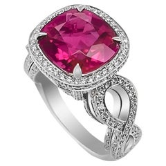 Bague cocktail en or blanc 18 carats avec rubélite magenta vibrante de 5,96 carats et diamants 