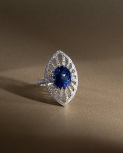 Orecchini pendenti a forma di scudo con tanzanite ovale da 7,90 carati e diamanti, in oro bianco 18k