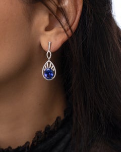 Orecchini pendenti a forma di scudo con tanzanite ovale da 7,90 carati e diamanti, in oro bianco 18k