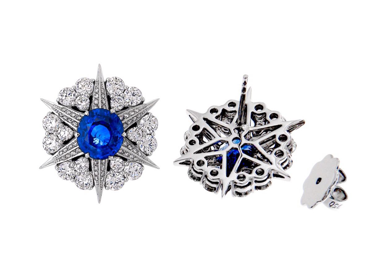 Dieses wunderschöne Paar auffallend blauer Saphire wurde mit dem Gedanken an zeitlose Raffinesse geschaffen. 4.250 Karat blaue Saphir-Mittelsteine werden in diesem klassisch-modernen Design mit 2,81 Karat funkelnden weißen Diamanten in 18 Karat