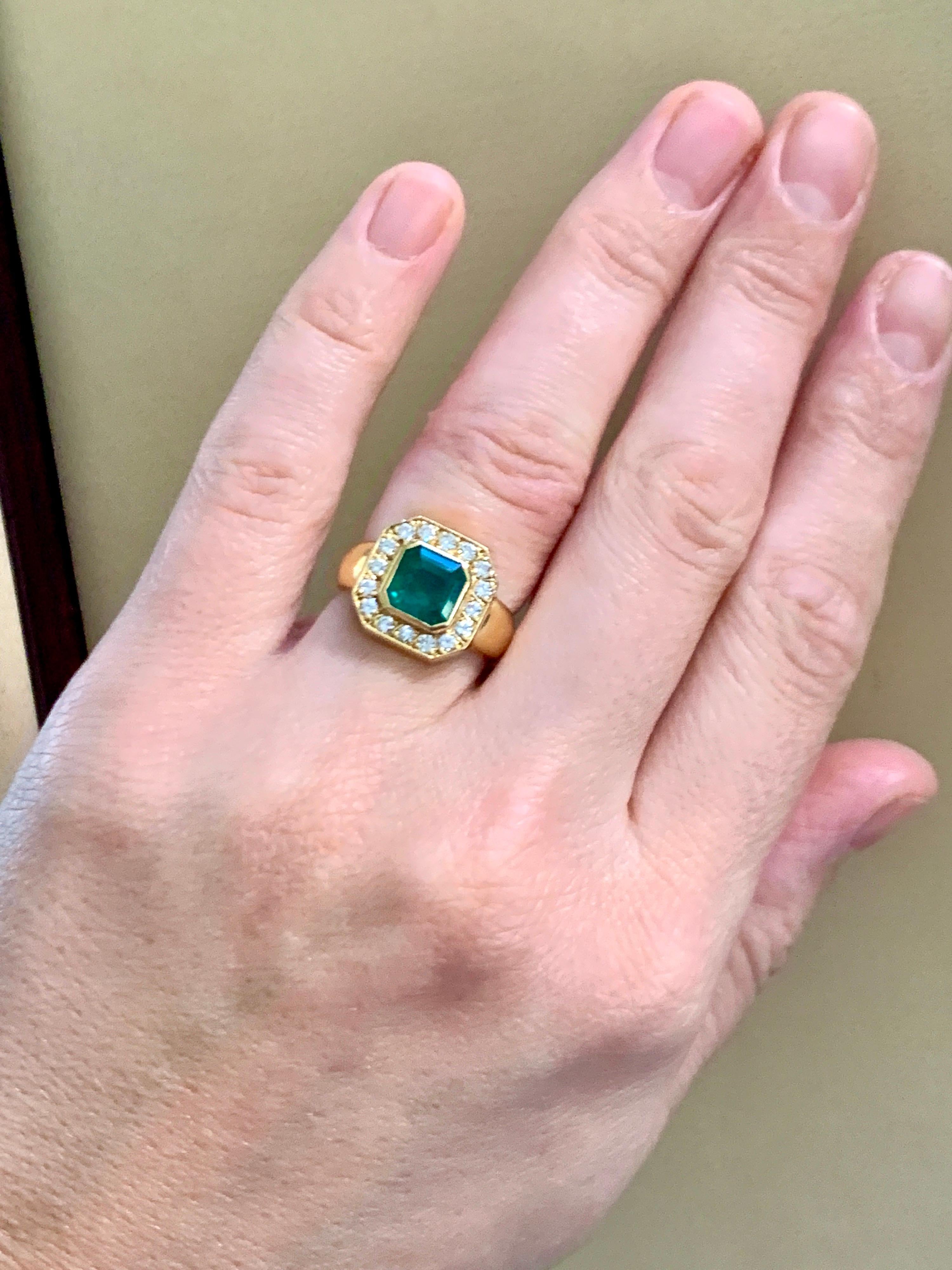 AGL Certified 2.25 Ct Minor Traditional Colombian Emerald Diamond 18 K Men Ring In Excellent Condition For Sale In New York, NY