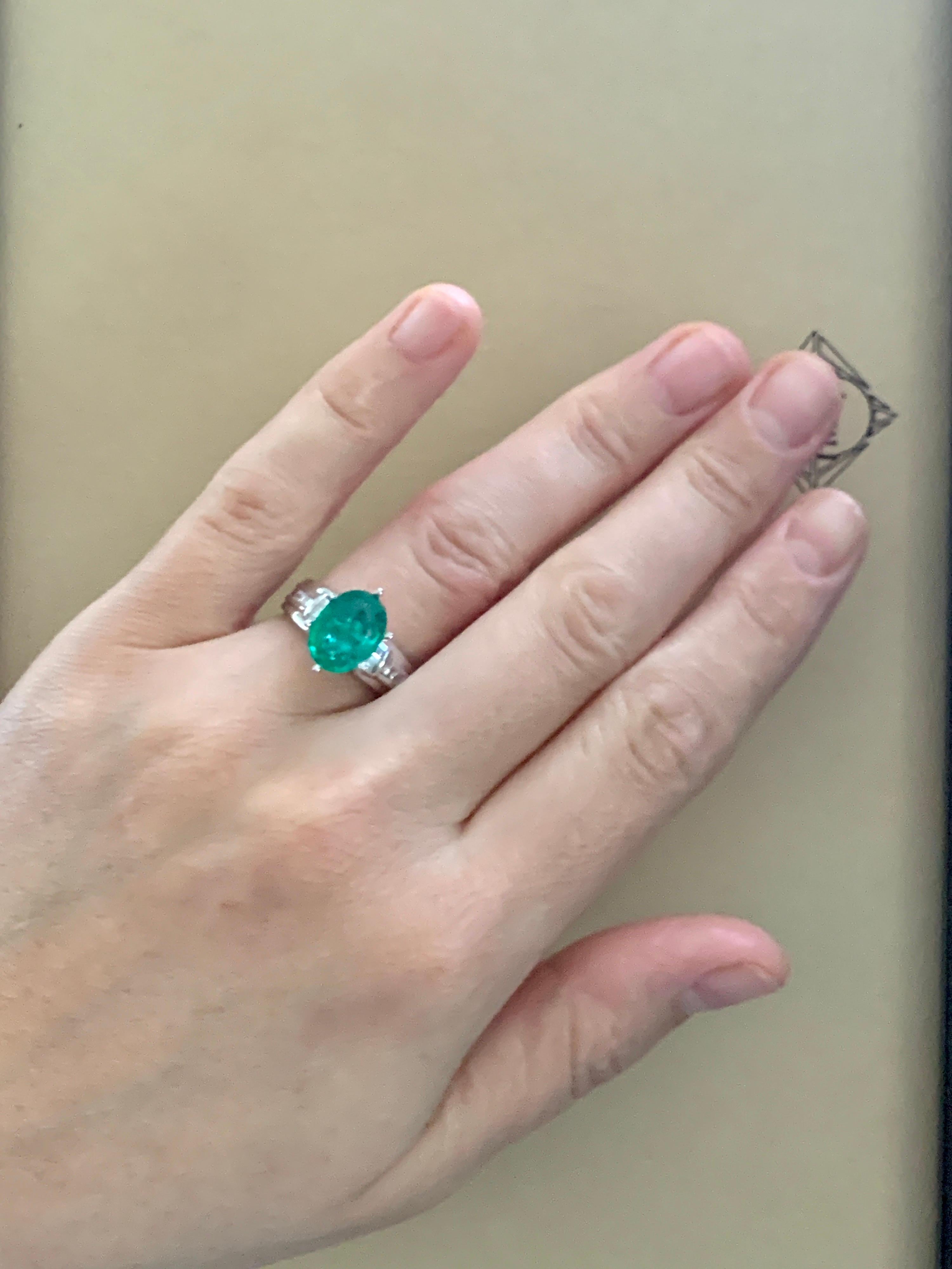 5,5 Karat Smaragd im Ovalschliff und Diamant in 18 Karat/Platin zweifarbiger Ring Nachlass im Angebot 13