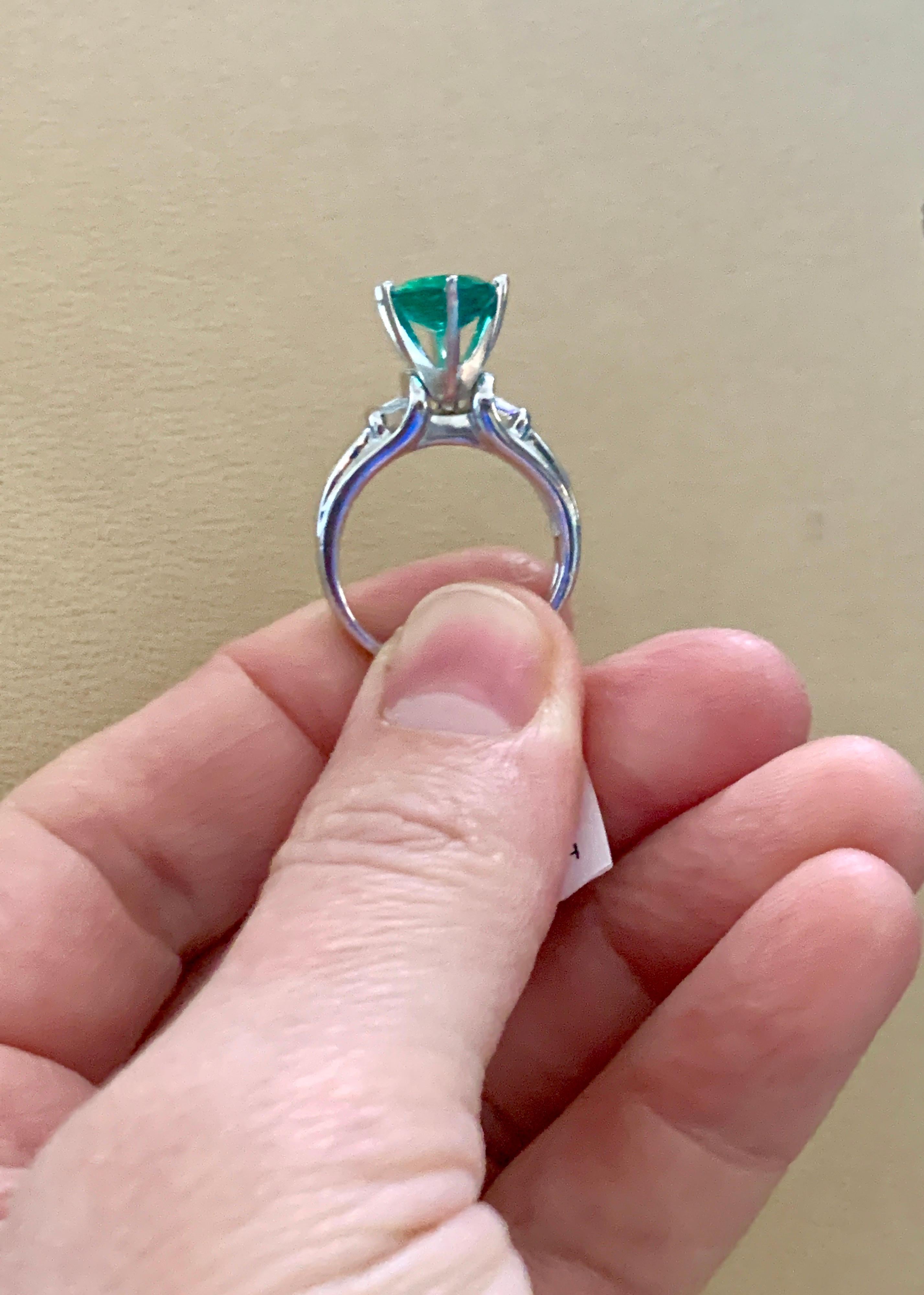 5,5 Karat Smaragd im Ovalschliff und Diamant in 18 Karat/Platin zweifarbiger Ring Nachlass im Angebot 15