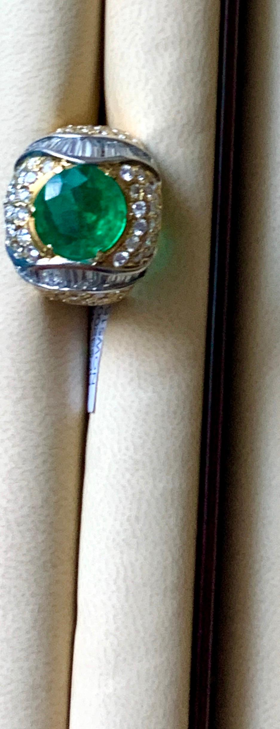 7 Carat Round Colombian Emerald and Diamond 18 Karat Gold Ring, Estate, Unisex For Sale 4