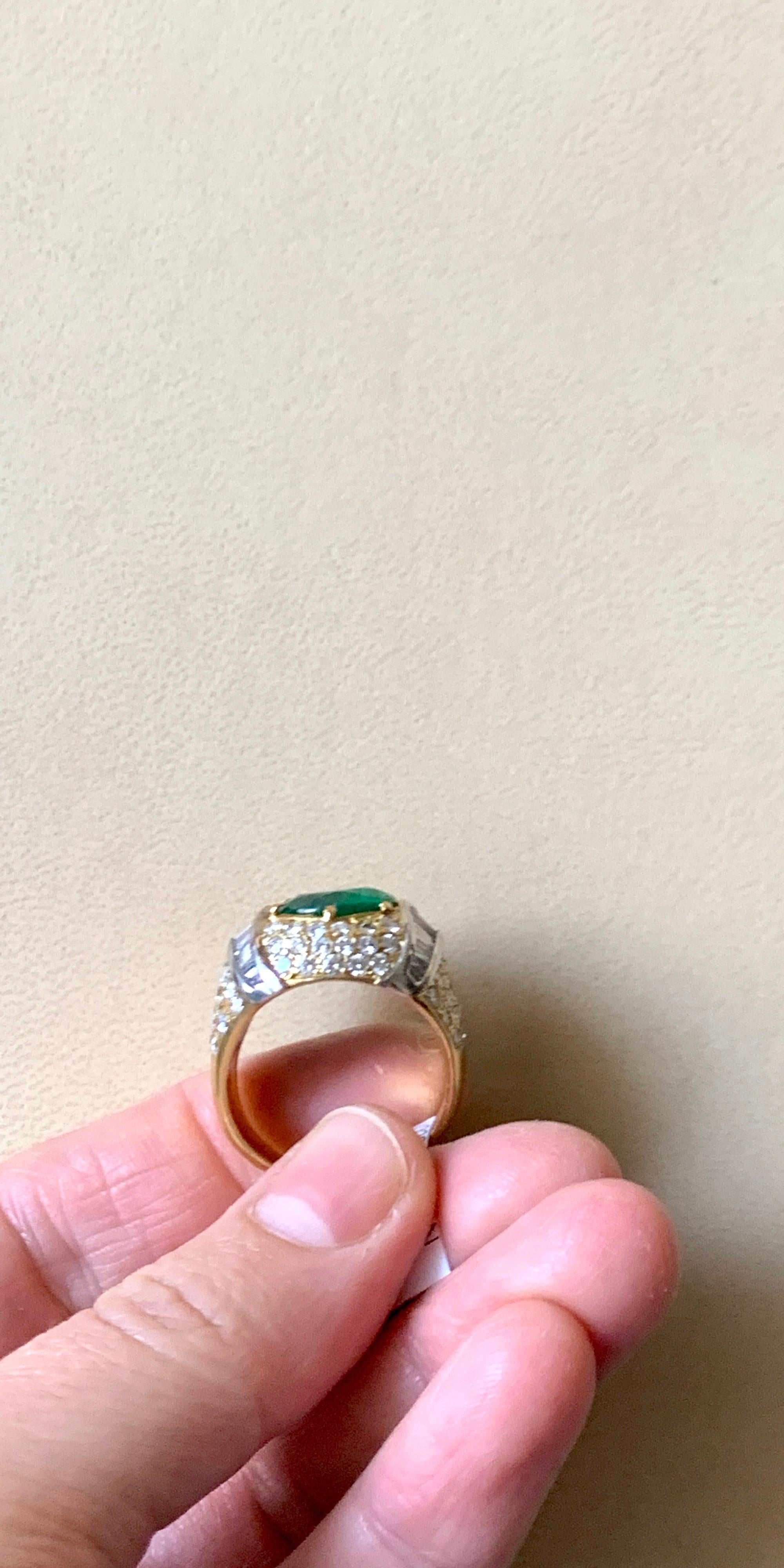 7 Carat Round Colombian Emerald and Diamond 18 Karat Gold Ring, Estate, Unisex For Sale 6