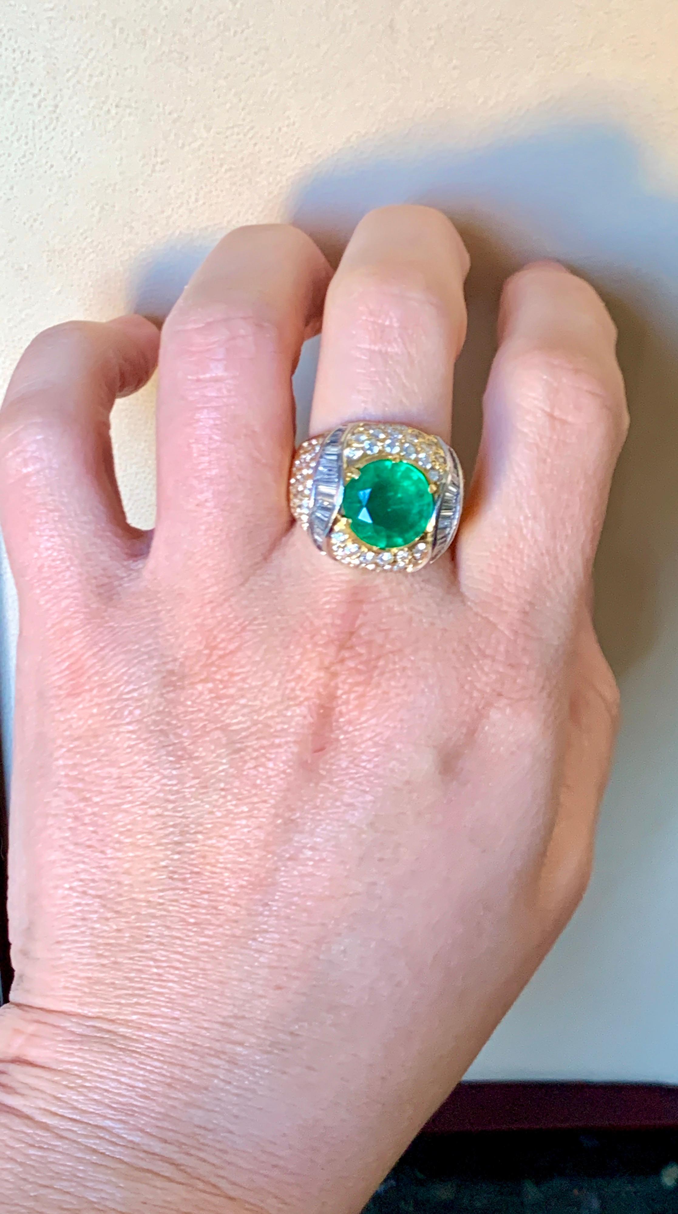 7 Carat Round Colombian Emerald and Diamond 18 Karat Gold Ring, Estate, Unisex For Sale 7