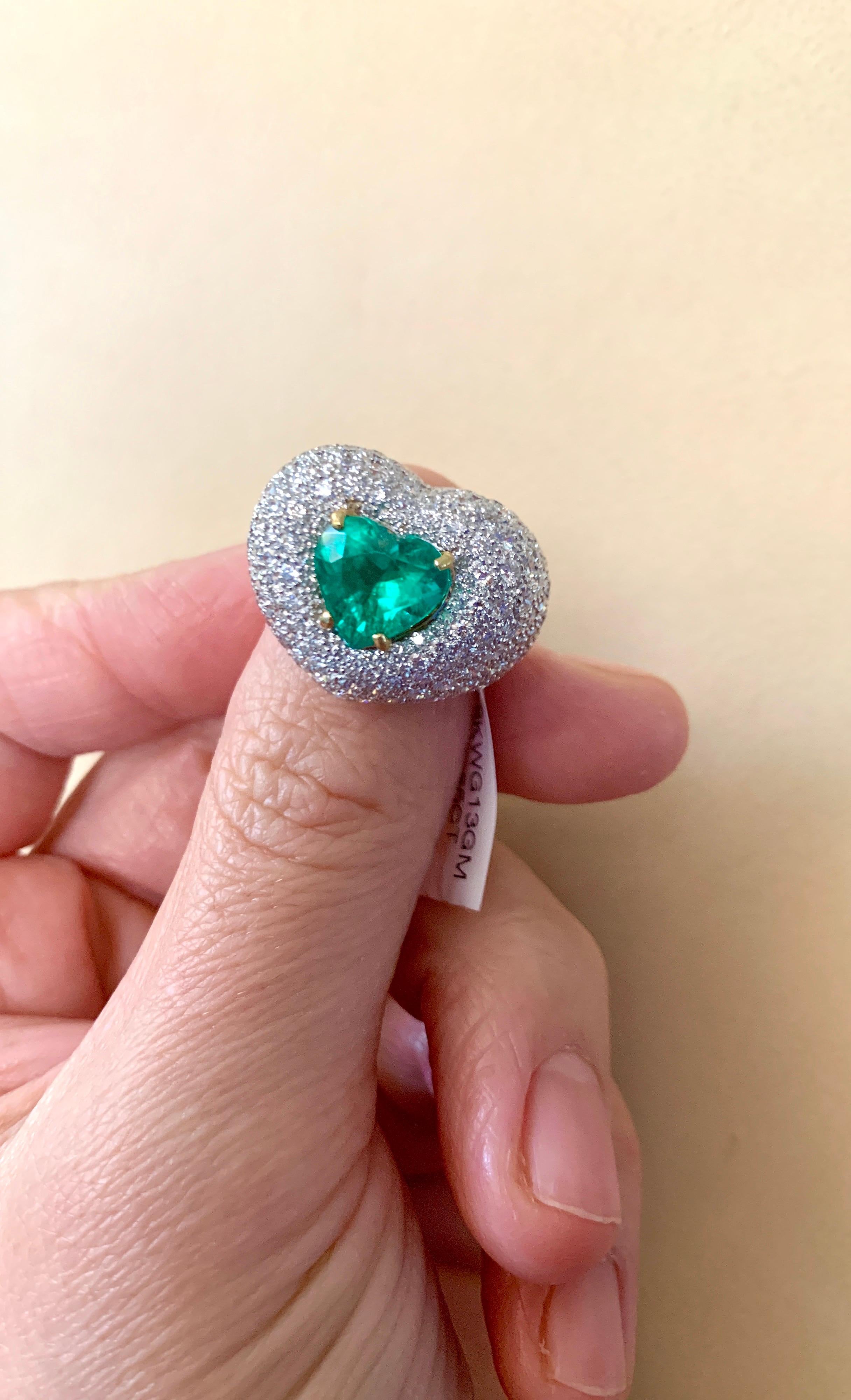 3.5 Carat Heart Shape Colombian Emerald and Diamond 18 Karat Gold Ring Estate In Excellent Condition For Sale In New York, NY