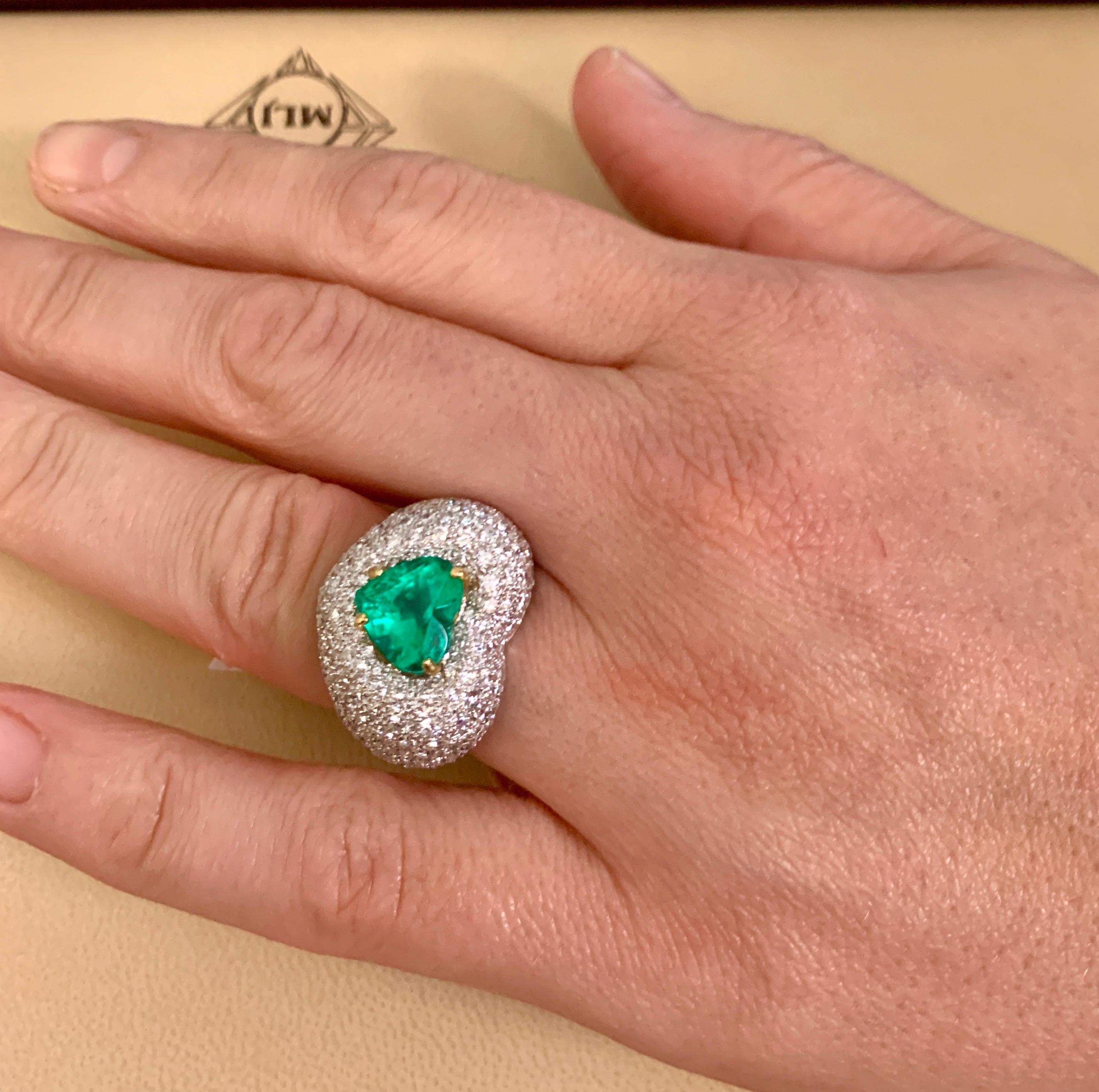 3.5 Carat Heart Shape Colombian Emerald and Diamond 18 Karat Gold Ring Estate For Sale 1