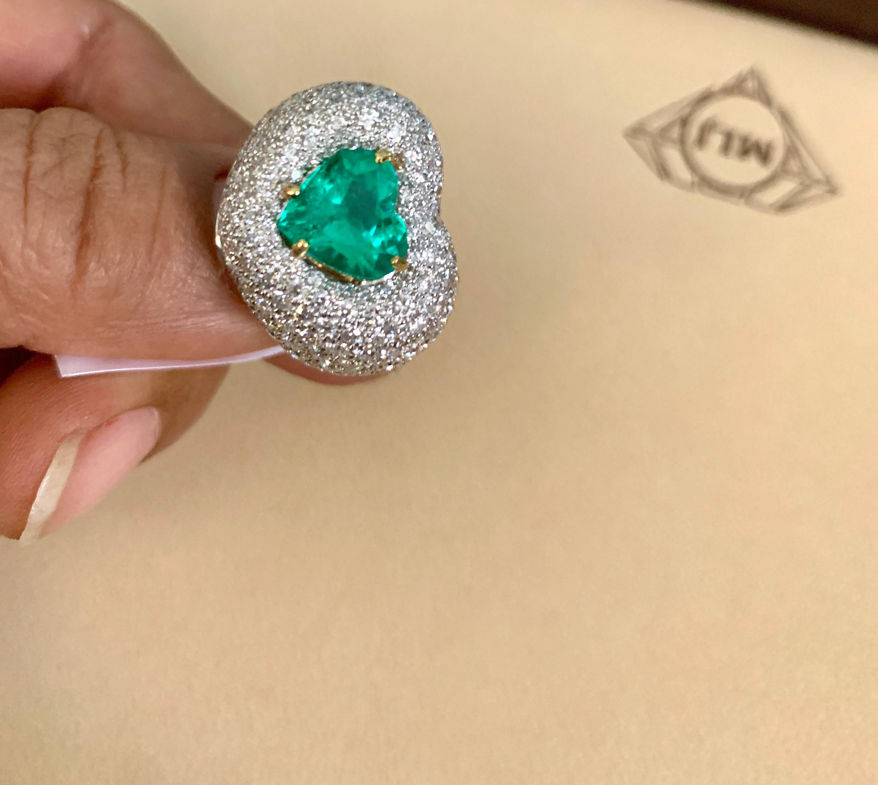 3.5 Carat Heart Shape Colombian Emerald and Diamond 18 Karat Gold Ring Estate For Sale 2