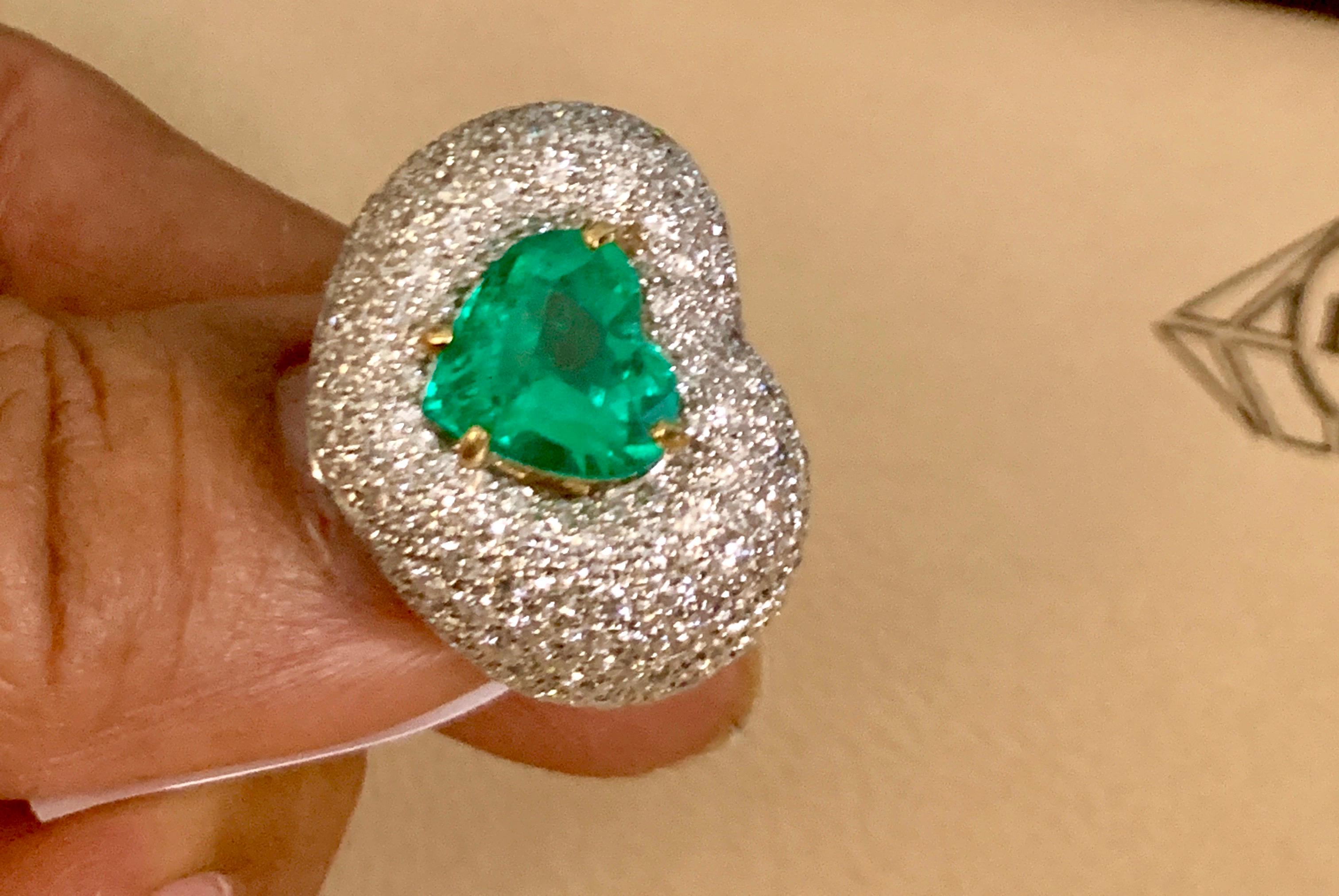 3.5 Carat Heart Shape Colombian Emerald and Diamond 18 Karat Gold Ring Estate For Sale 3