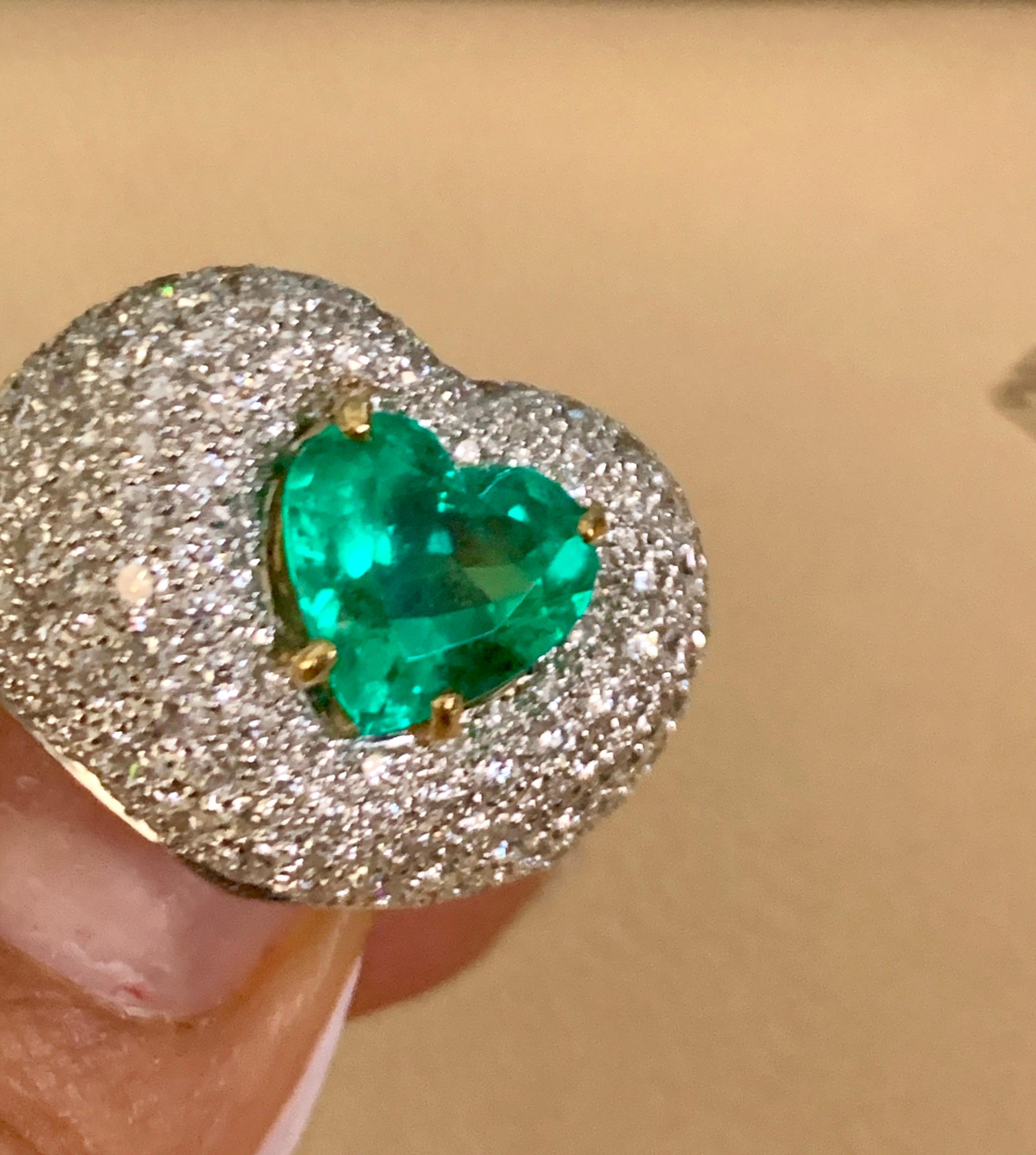 3.5 Carat Heart Shape Colombian Emerald and Diamond 18 Karat Gold Ring Estate For Sale 4