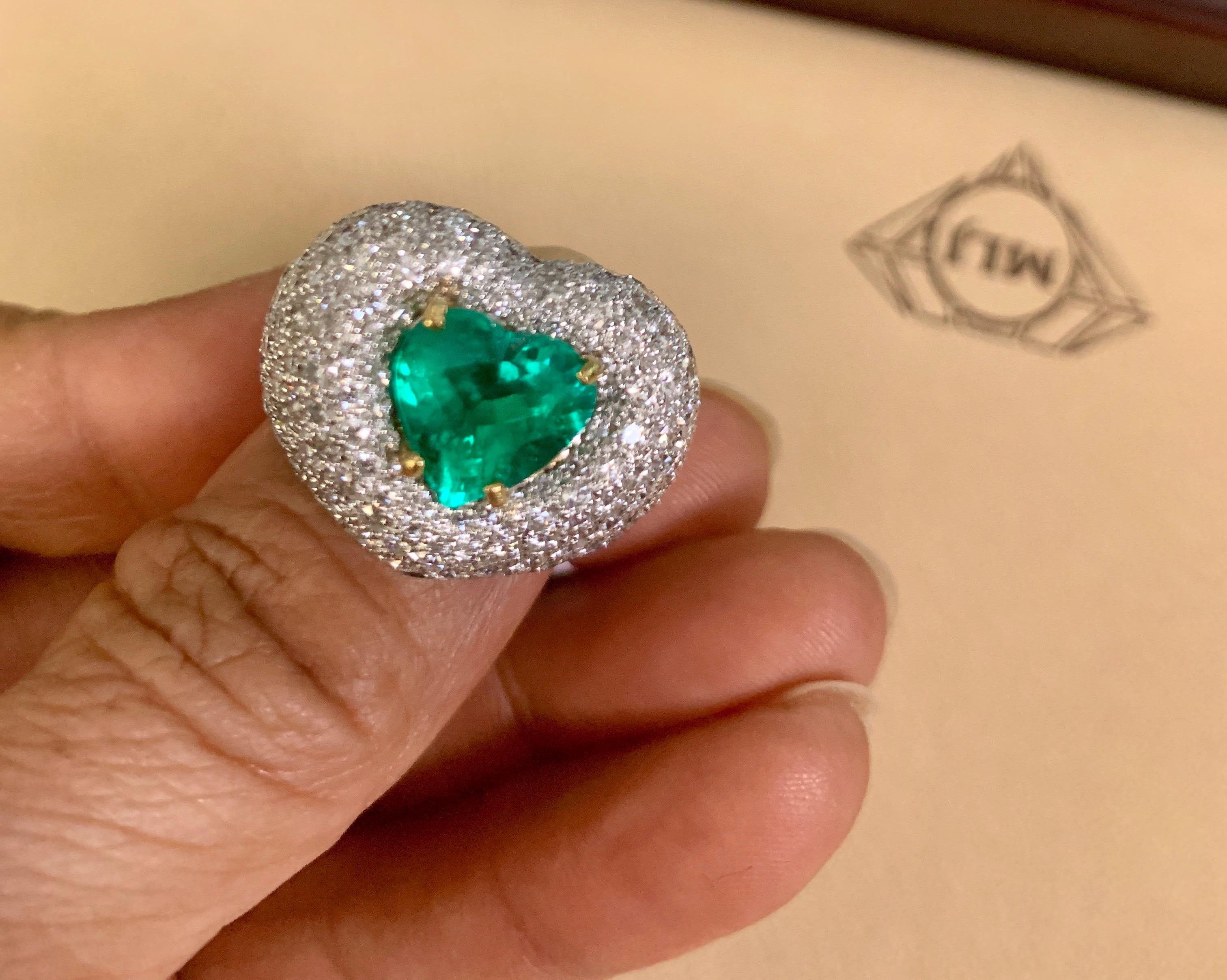 3.5 Carat Heart Shape Colombian Emerald and Diamond 18 Karat Gold Ring Estate For Sale 5