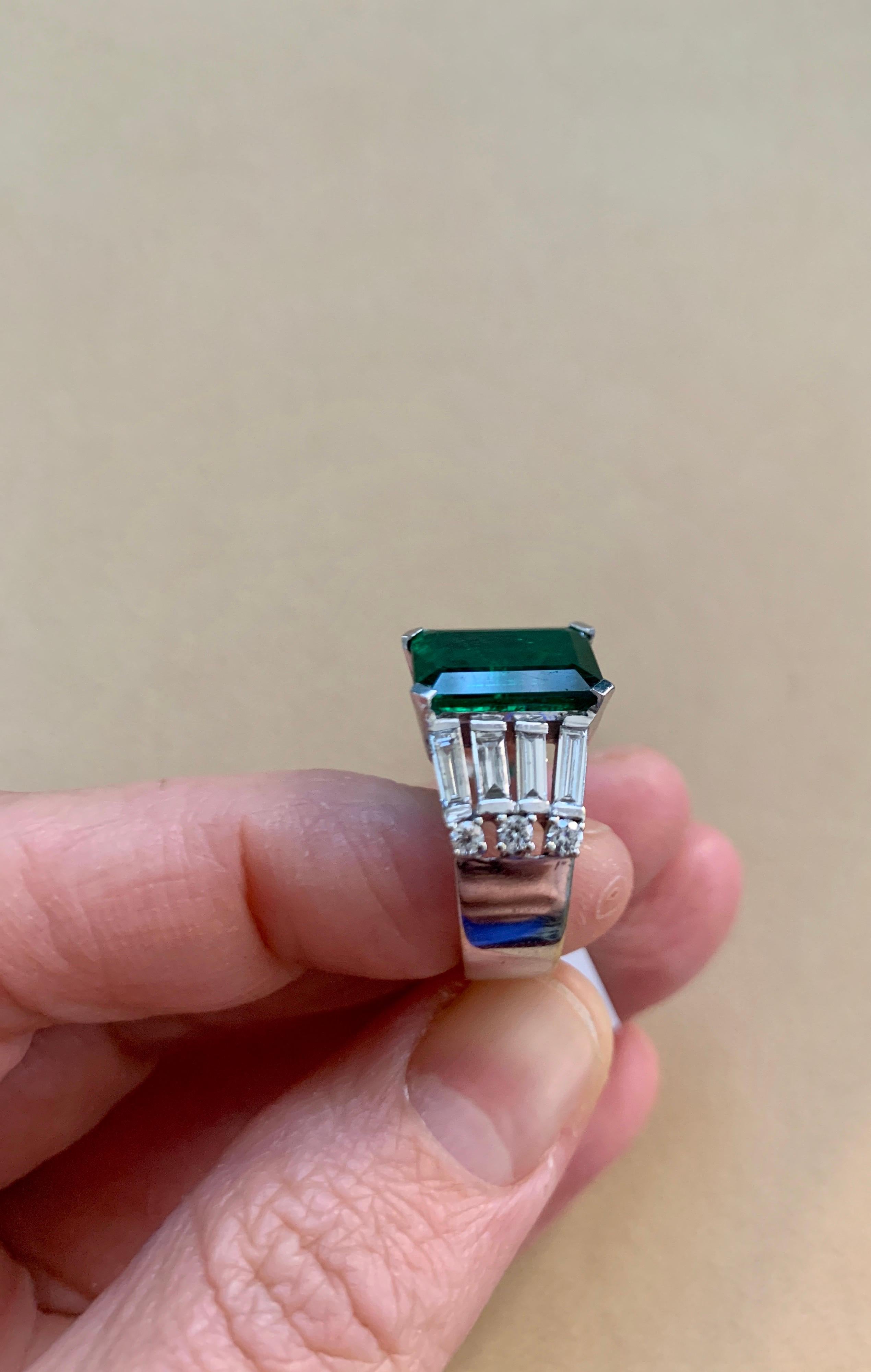 5,5 Karat Smaragdschliff Smaragd- und Diamantring aus 18 Karat Gold im Angebot 3