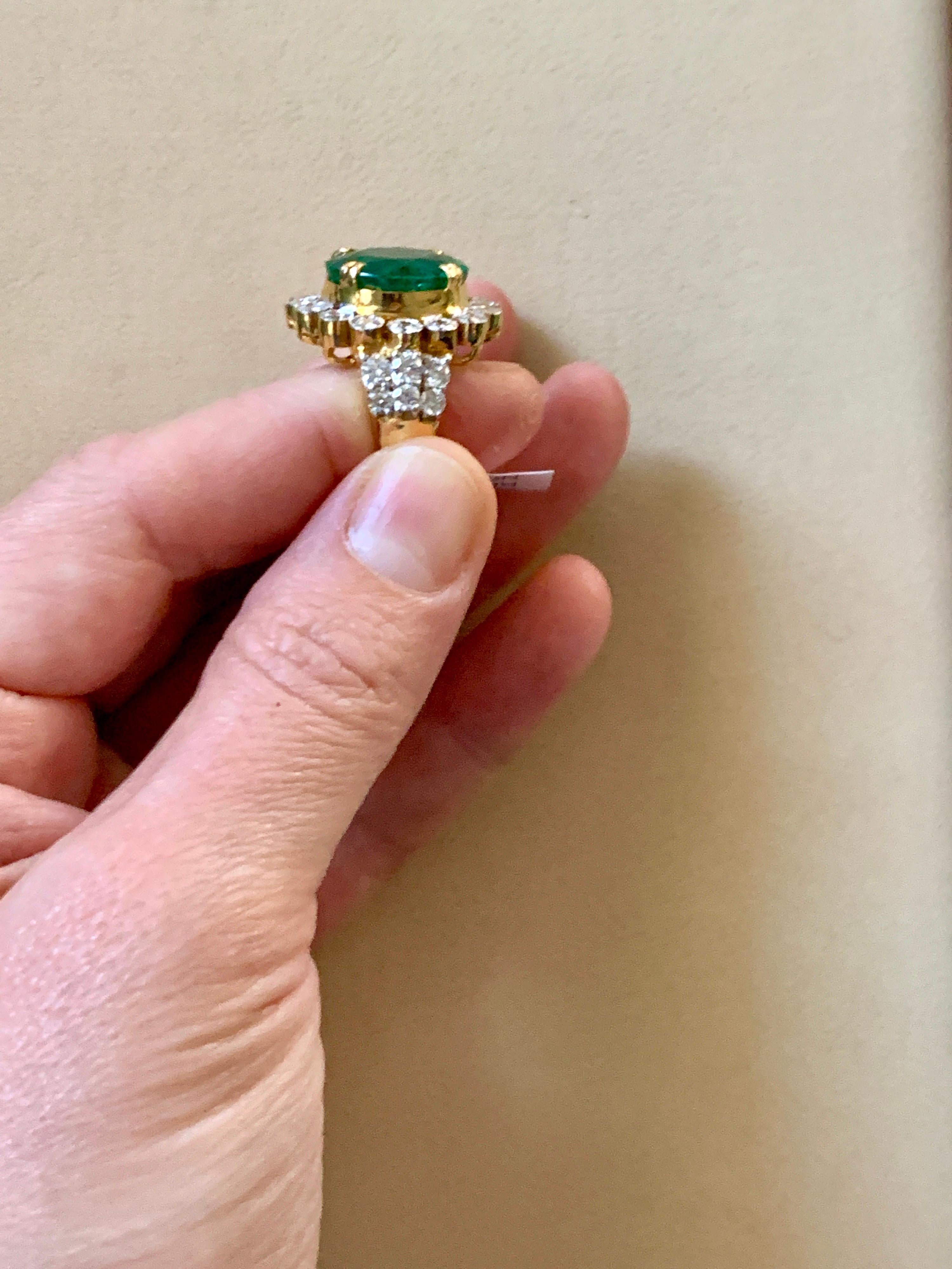 9.8 Carat Round Colombian Emerald and Diamond 18 Karat Gold Ring, Estate For Sale 3