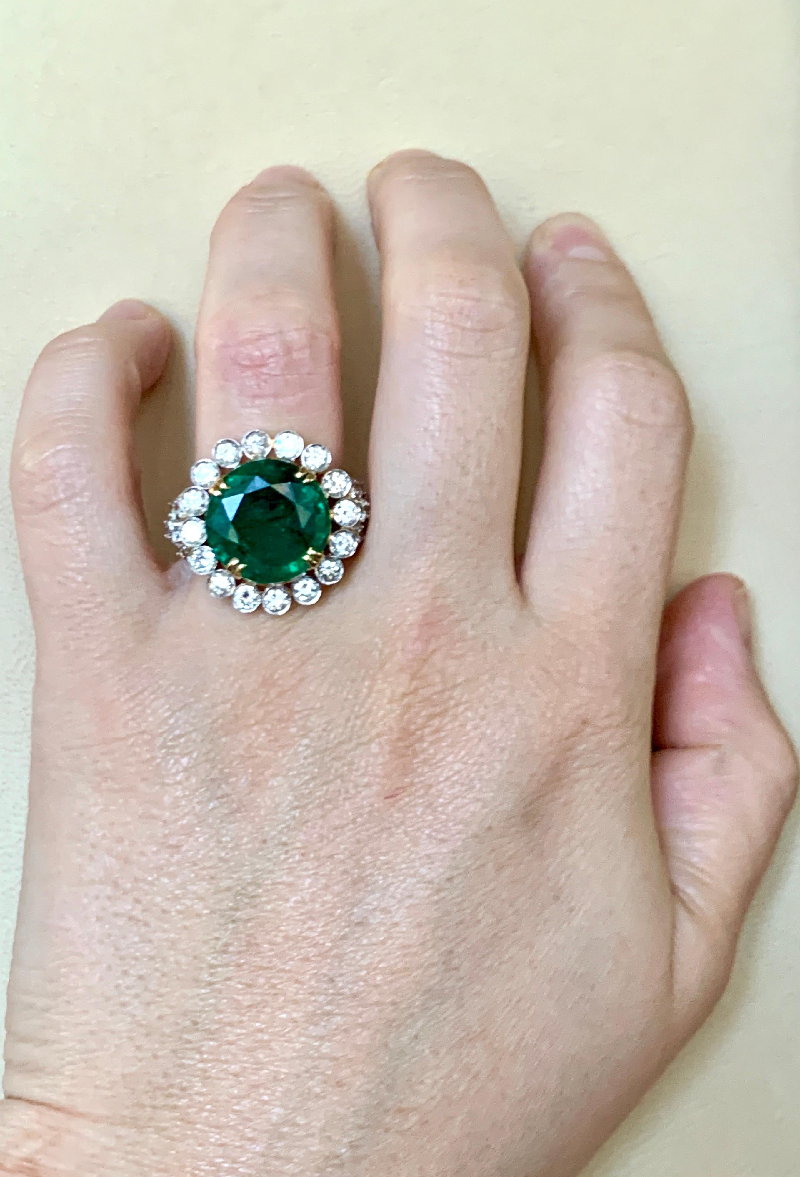 9.8 Carat Round Colombian Emerald and Diamond 18 Karat Gold Ring, Estate For Sale 5