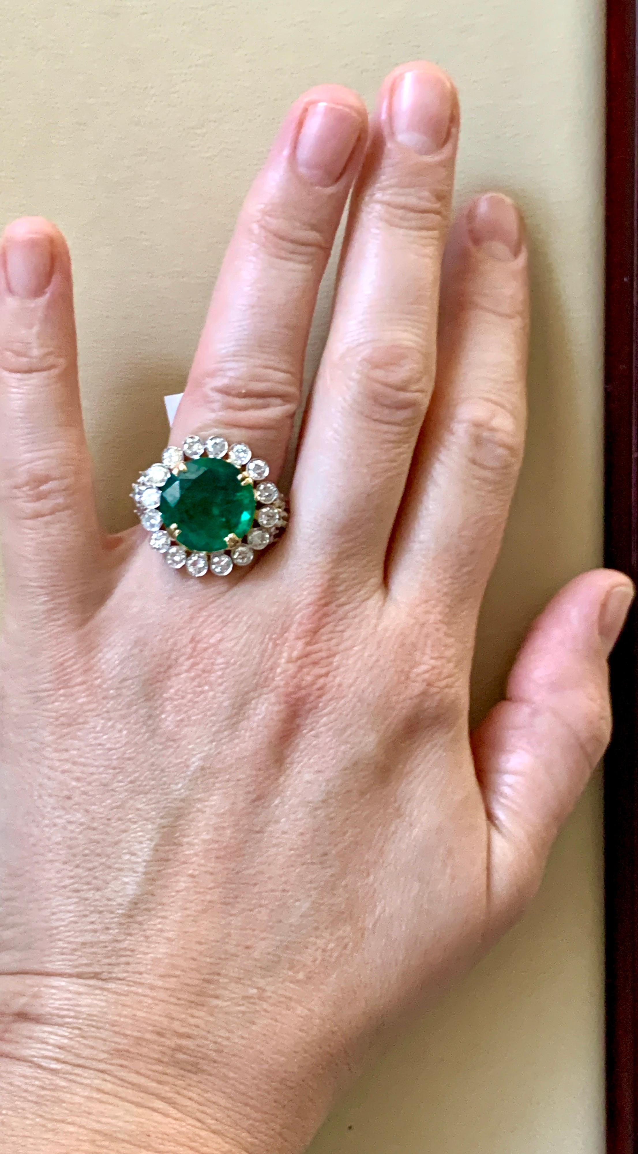 9.8 Carat Round Colombian Emerald and Diamond 18 Karat Gold Ring, Estate For Sale 4