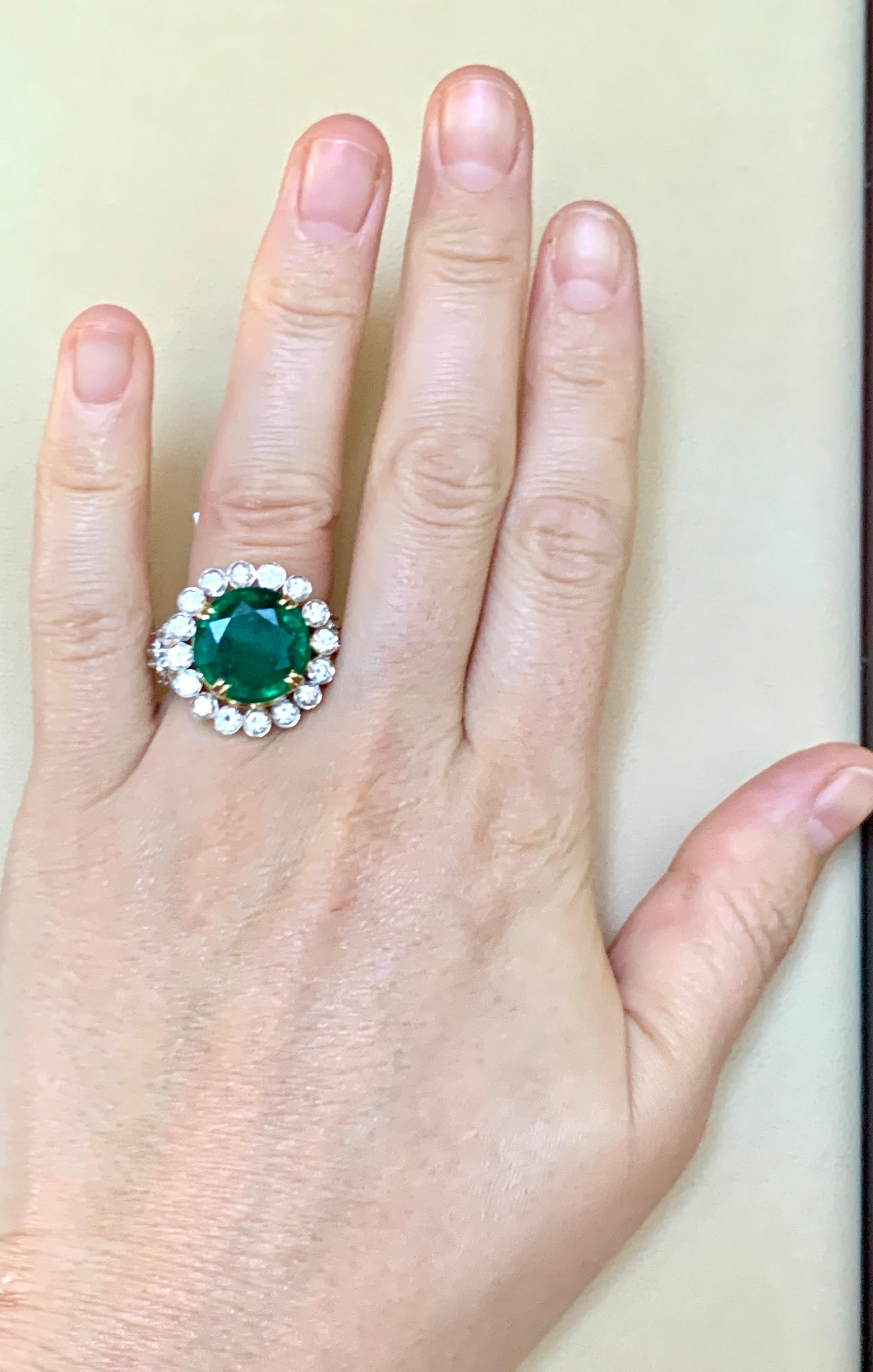 9.8 Carat Round Colombian Emerald and Diamond 18 Karat Gold Ring, Estate For Sale 6