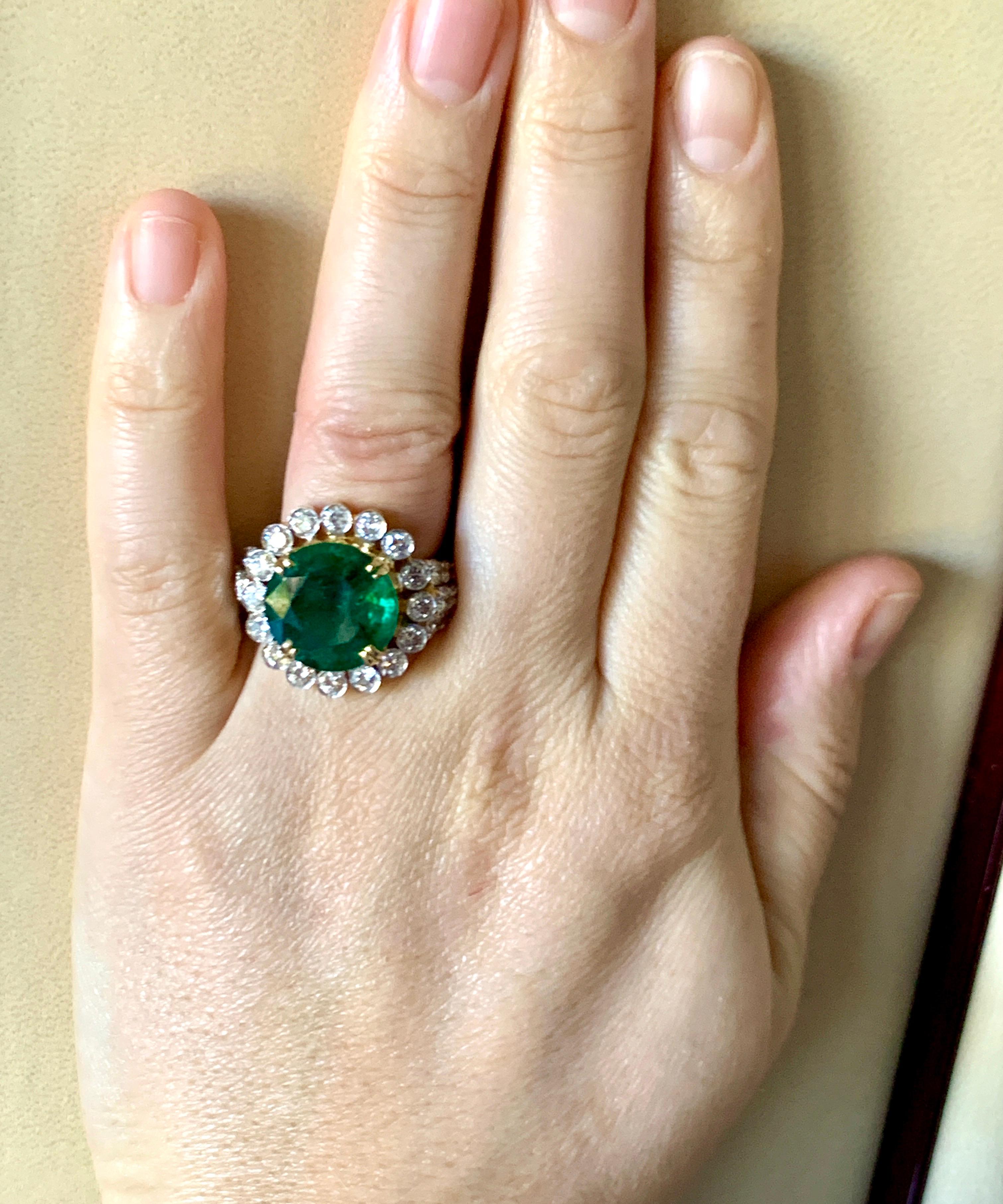 9.8 Carat Round Colombian Emerald and Diamond 18 Karat Gold Ring, Estate For Sale 7