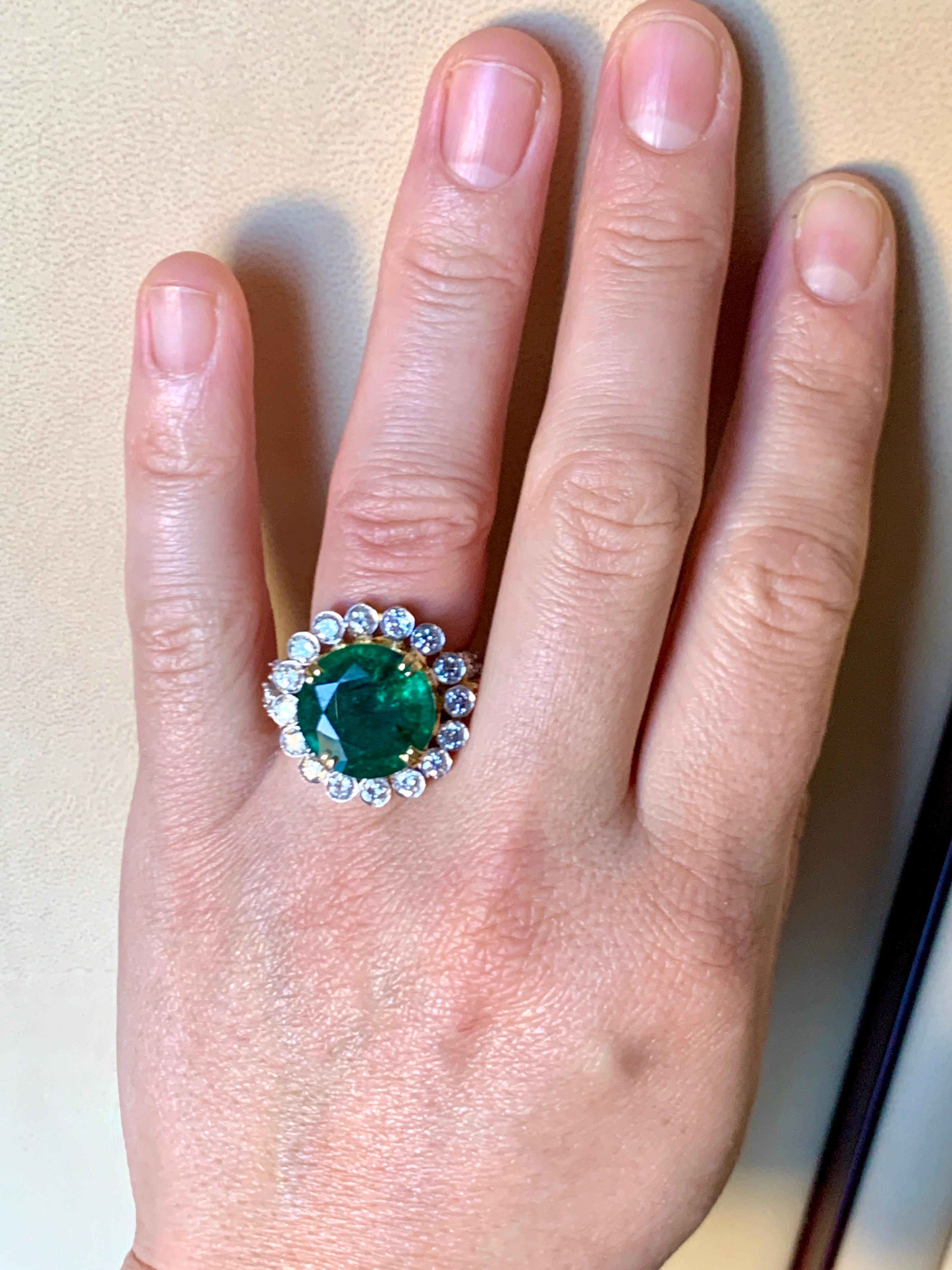 9.8 Carat Round Colombian Emerald and Diamond 18 Karat Gold Ring, Estate For Sale 8