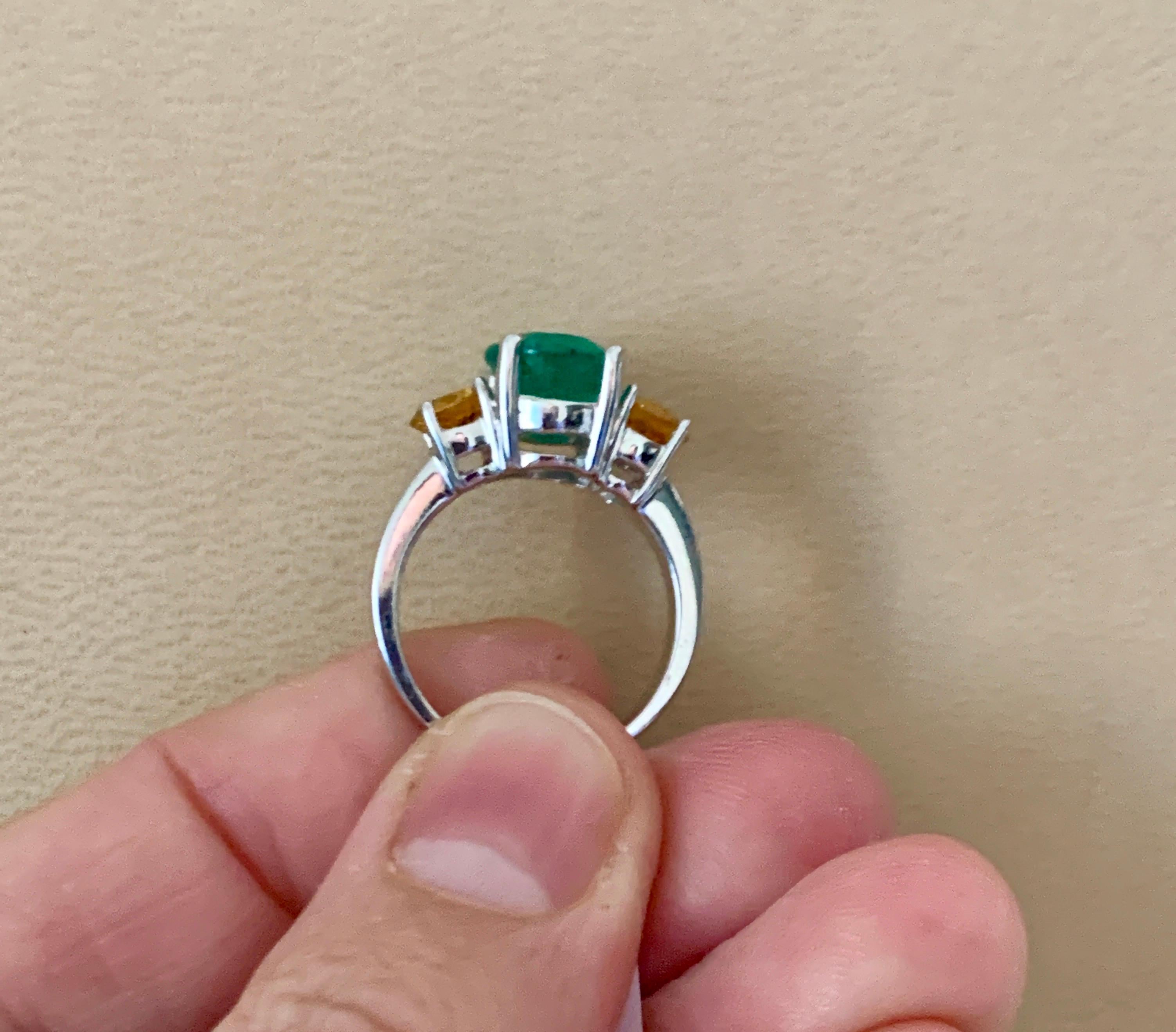 Bague en or 18 carats avec émeraude de Colombie taille ovale de 3 carats et saphir jaune en vente 1