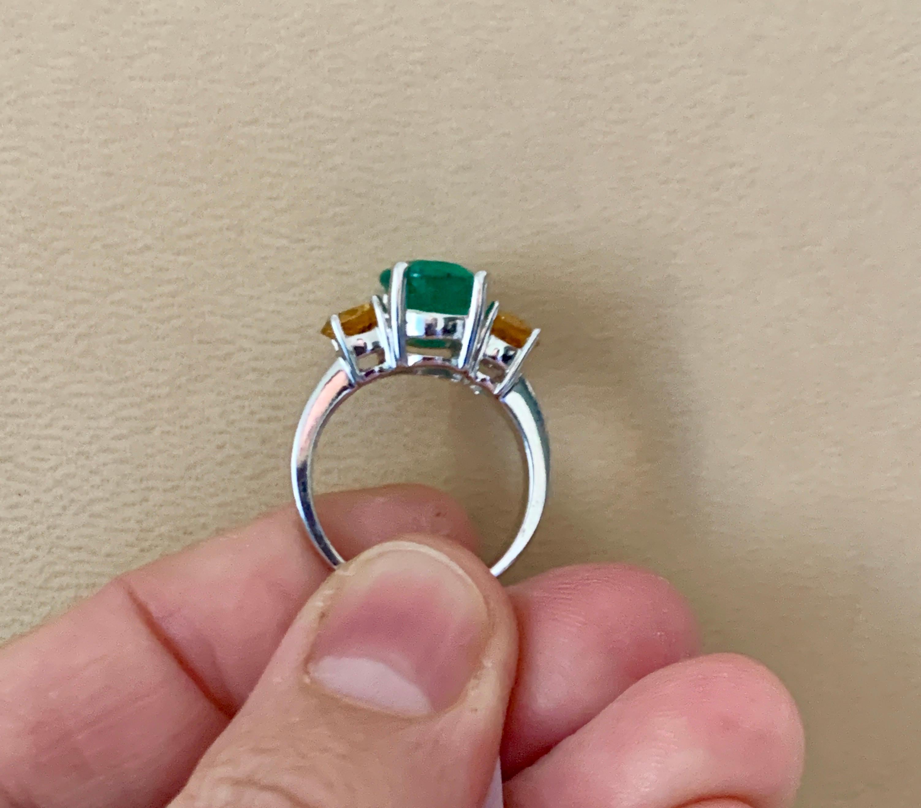 3 Carat Oval Cut Colombian Emerald and Yellow Sapphire 18 Karat Gold Ring In Excellent Condition For Sale In New York, NY