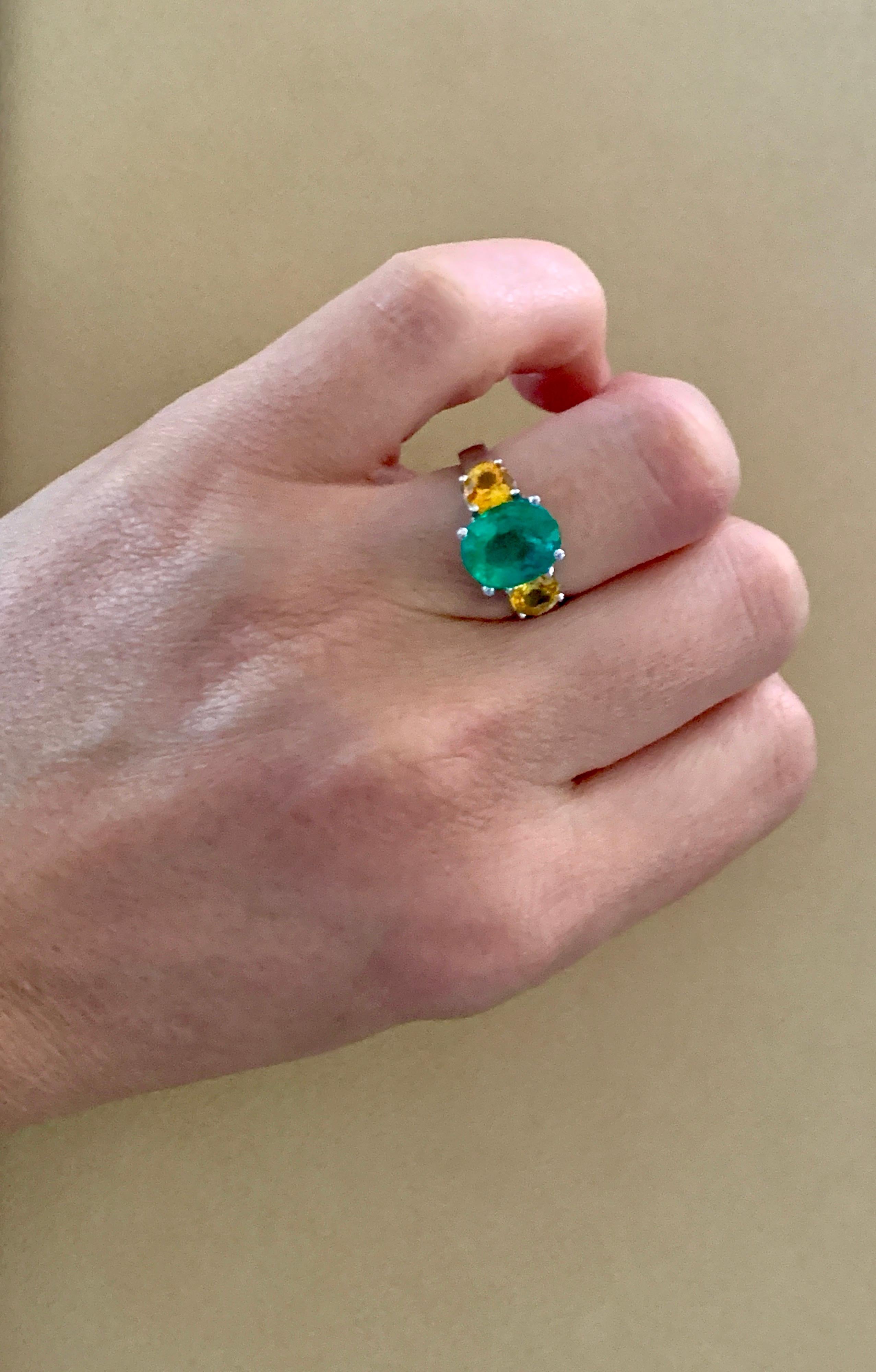 Bague en or 18 carats avec émeraude de Colombie taille ovale de 3 carats et saphir jaune en vente 3