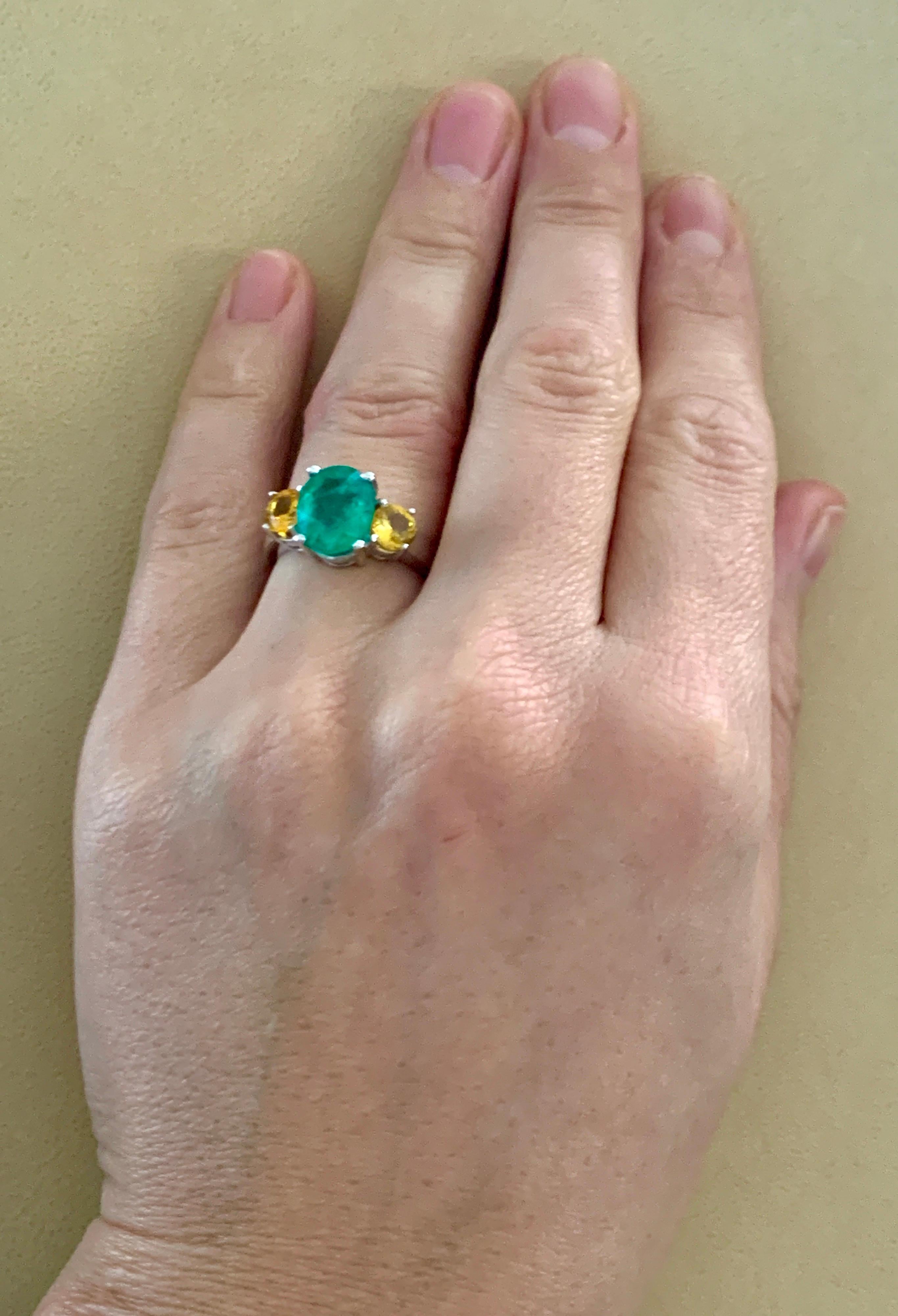 Bague en or 18 carats avec émeraude de Colombie taille ovale de 3 carats et saphir jaune en vente 4