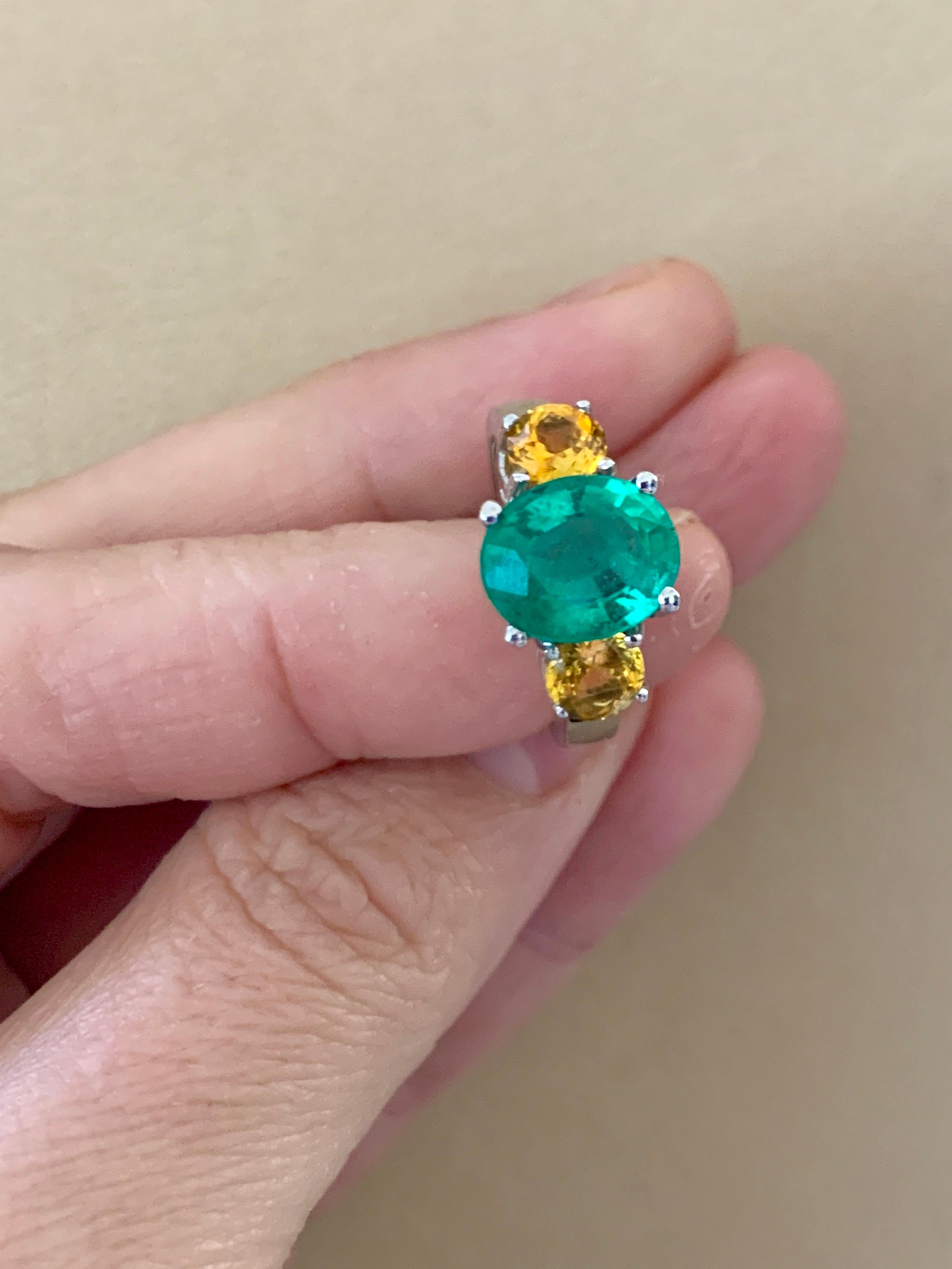 Bague en or 18 carats avec émeraude de Colombie taille ovale de 3 carats et saphir jaune en vente 5