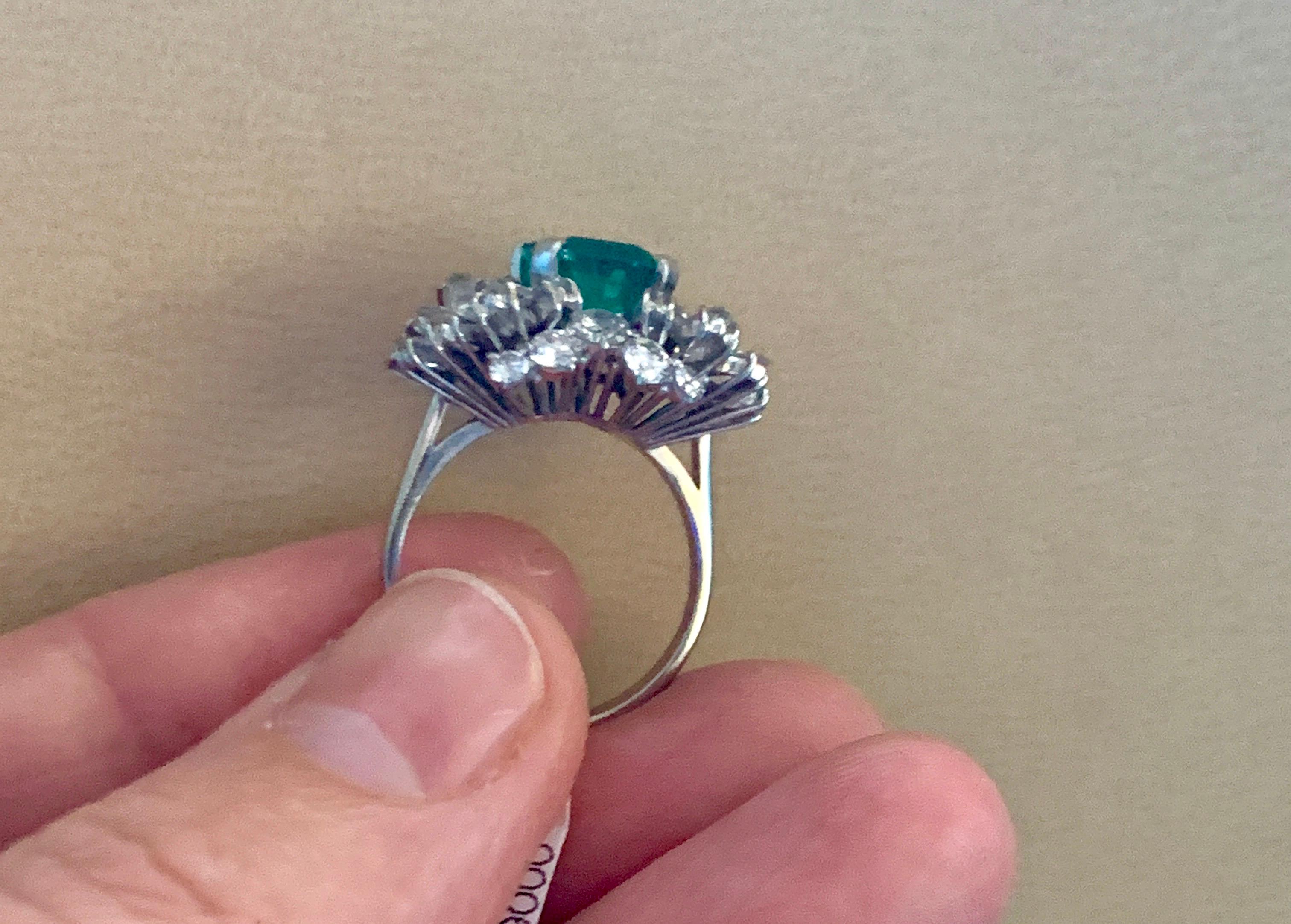 2,5 Karat Smaragdschliff kolumbianischer Smaragd und Diamant 18 Karat Gold Ring Nachlass im Angebot 1