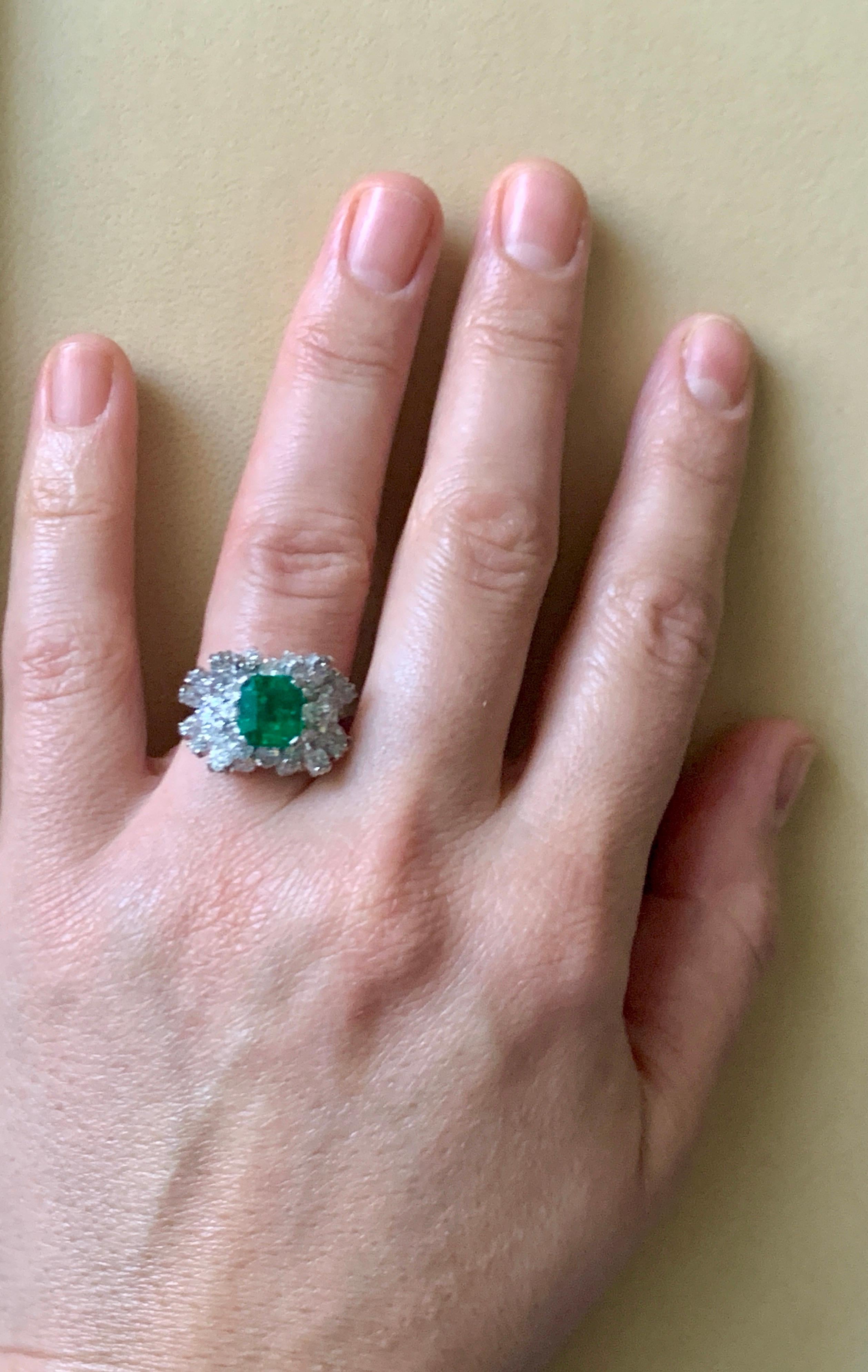 2.5 Carat Emerald Cut Colombian Emerald and Diamond 18 Karat Gold Ring Estate For Sale 3