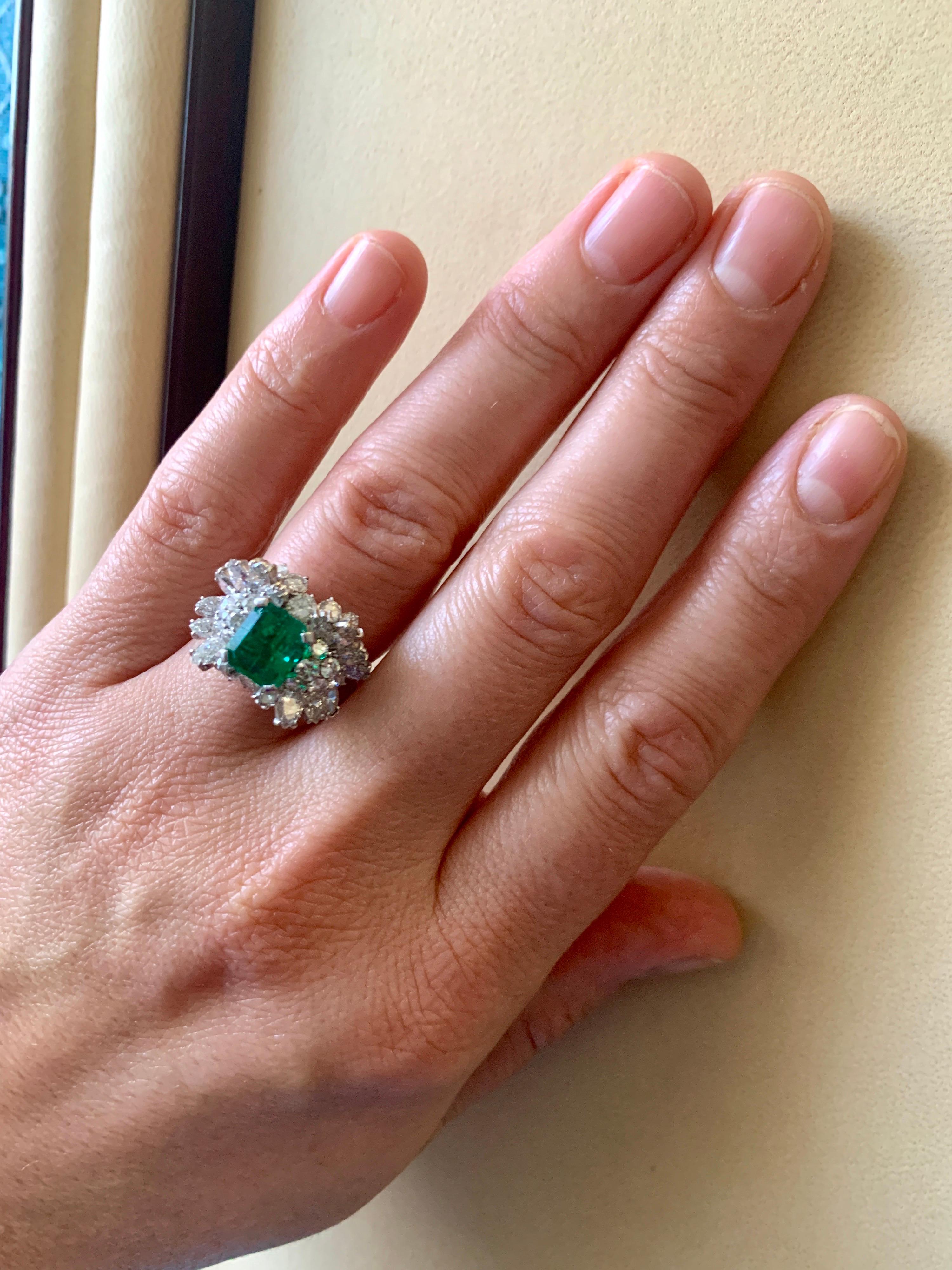 2.5 Carat Emerald Cut Colombian Emerald and Diamond 18 Karat Gold Ring Estate For Sale 4