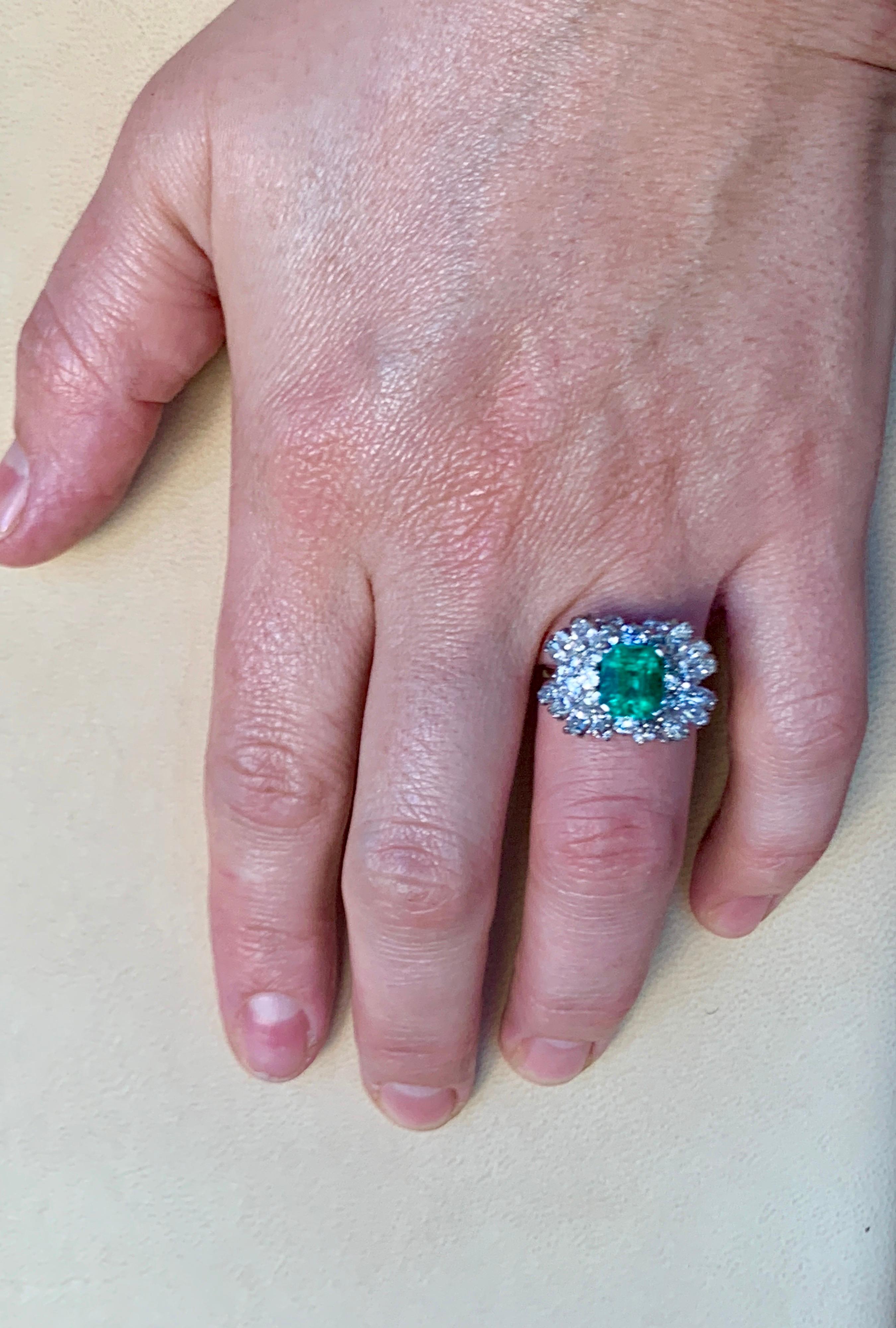2.5 Carat Emerald Cut Colombian Emerald and Diamond 18 Karat Gold Ring Estate For Sale 5