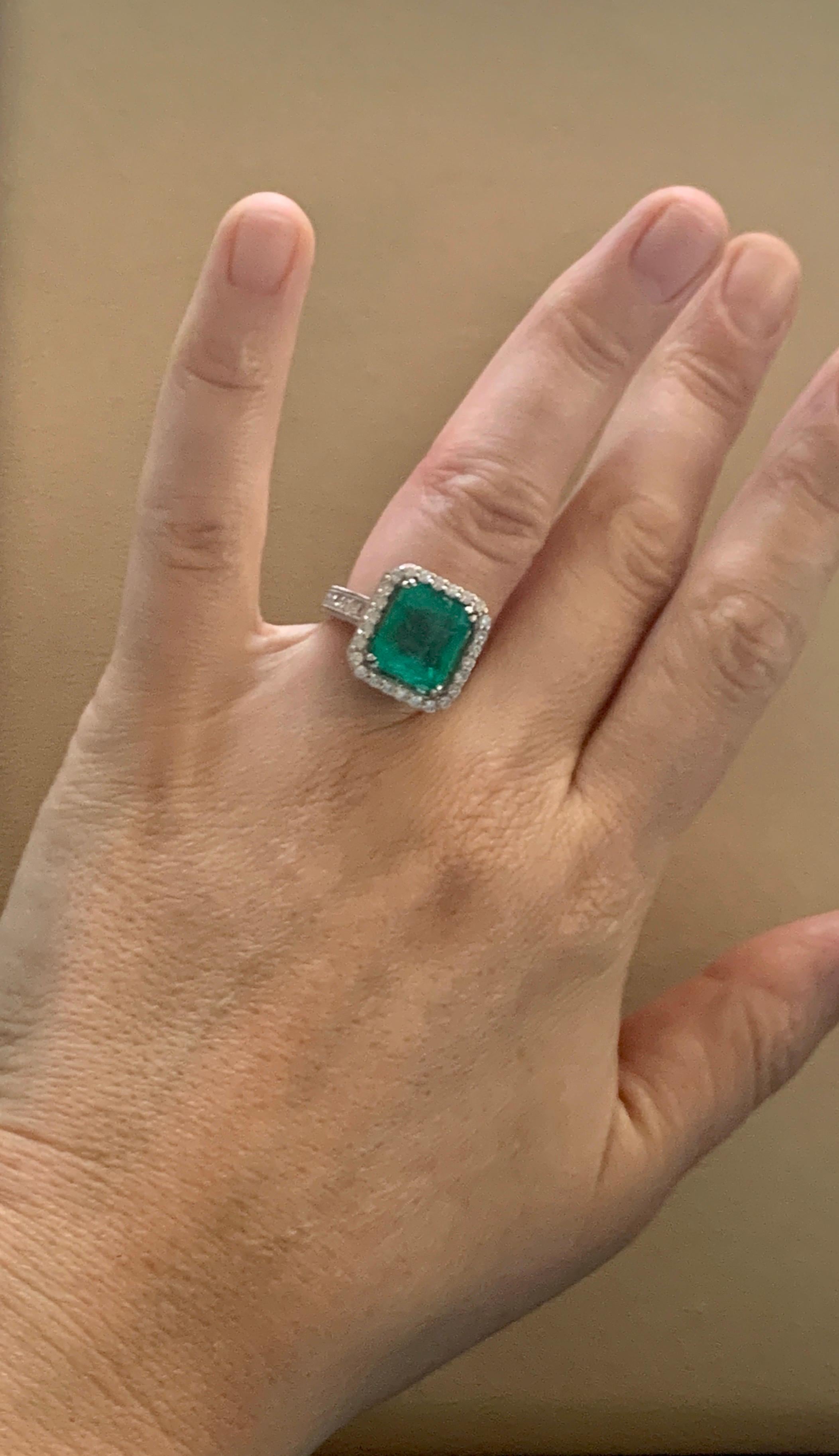 8 Carat Emerald Cut Colombian Emerald and Diamond 18 Karat Gold Ring Estate For Sale 7