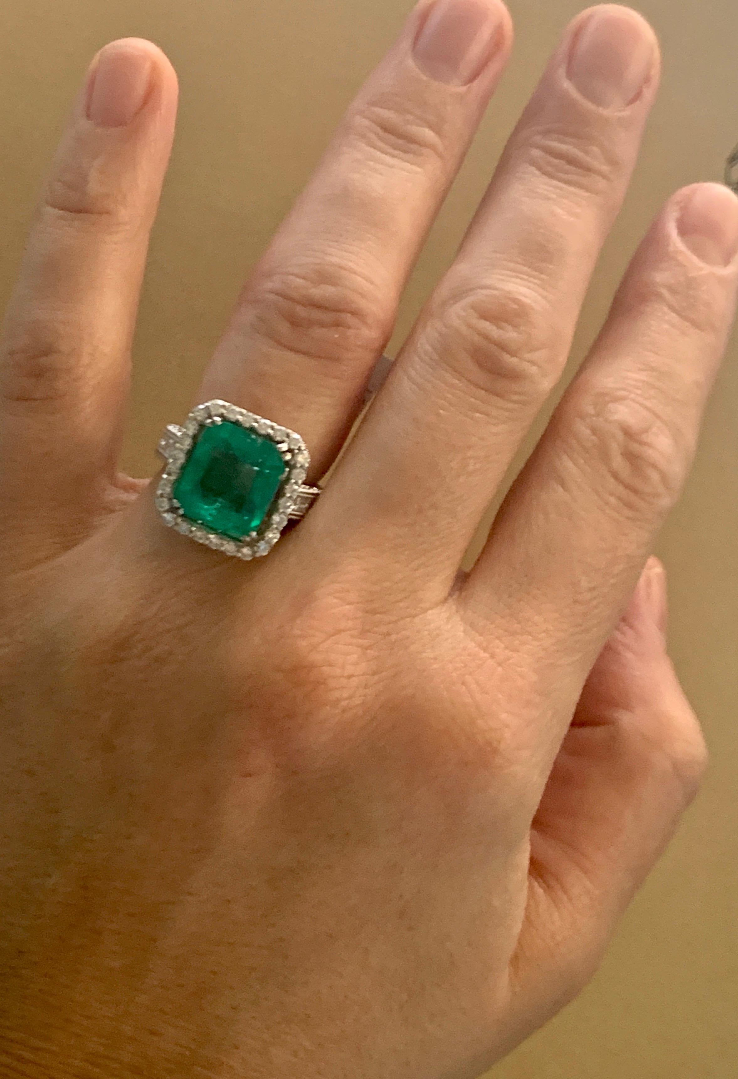 8 Carat Emerald Cut Colombian Emerald and Diamond 18 Karat Gold Ring Estate For Sale 8