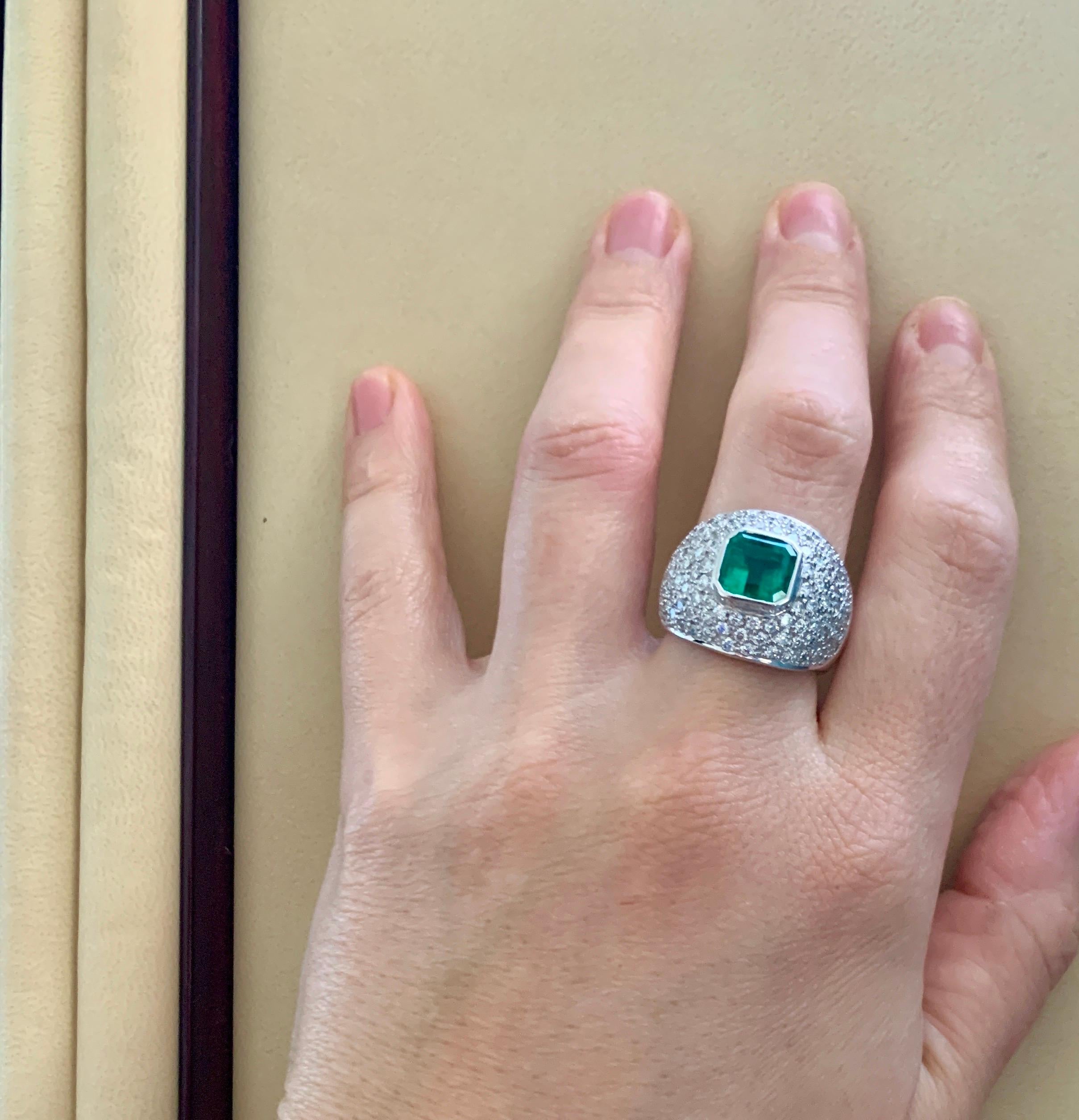 3 Carat Emerald Cut Colombian Emerald and Diamond 18 Karat Gold Ring Estate For Sale 4