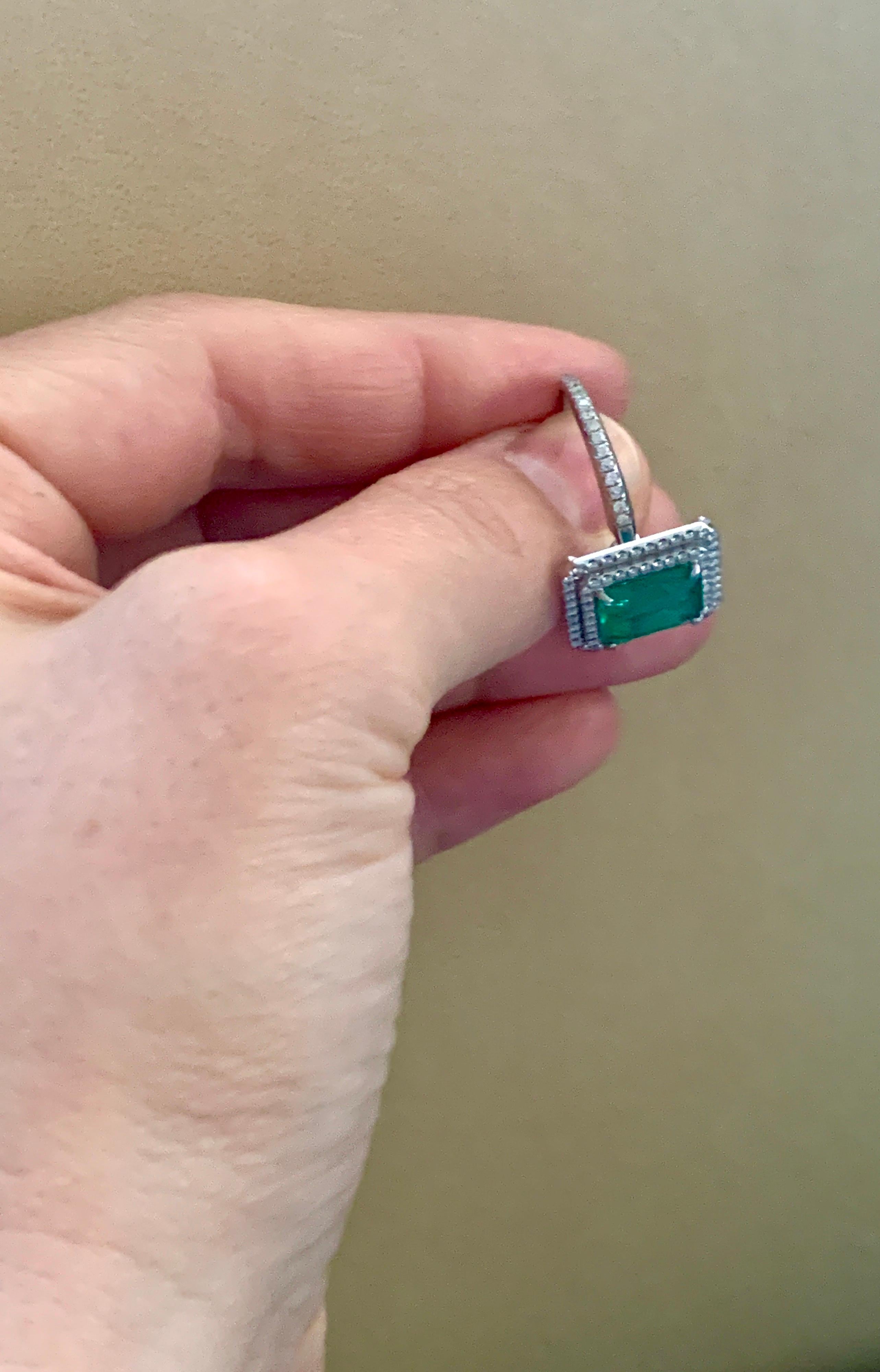 Anillo de platino con esmeralda colombiana y diamantes talla esmeralda de 4 quilates Estate en venta 1