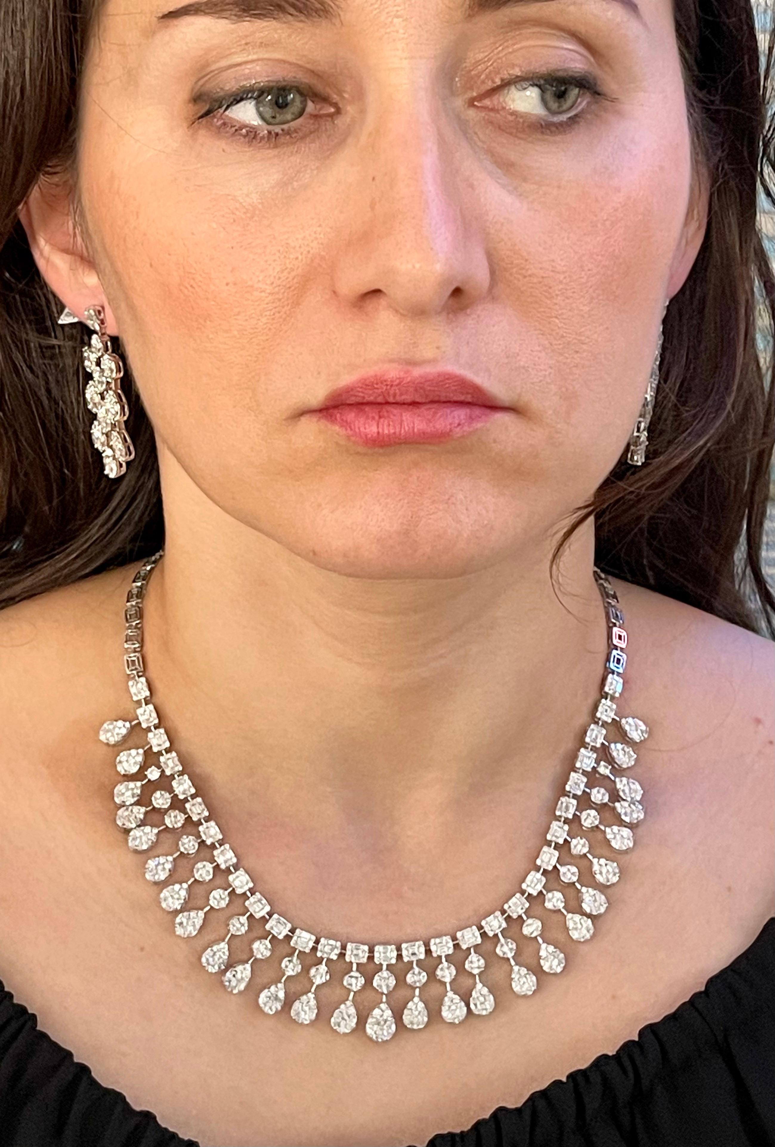 Elegant Dangling 32 Carat Diamond Necklace and Earring Suite in 18 Karat Gold 5