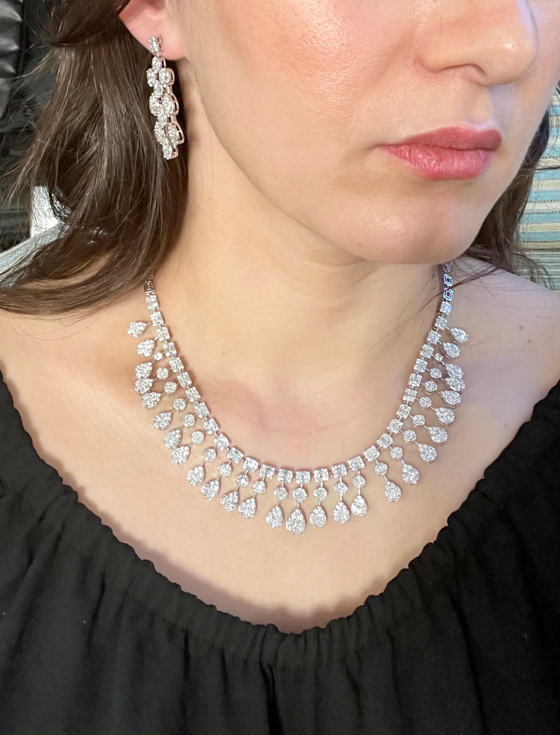 Elegant Dangling 32 Carat Diamond Necklace and Earring Suite in 18 Karat Gold 8