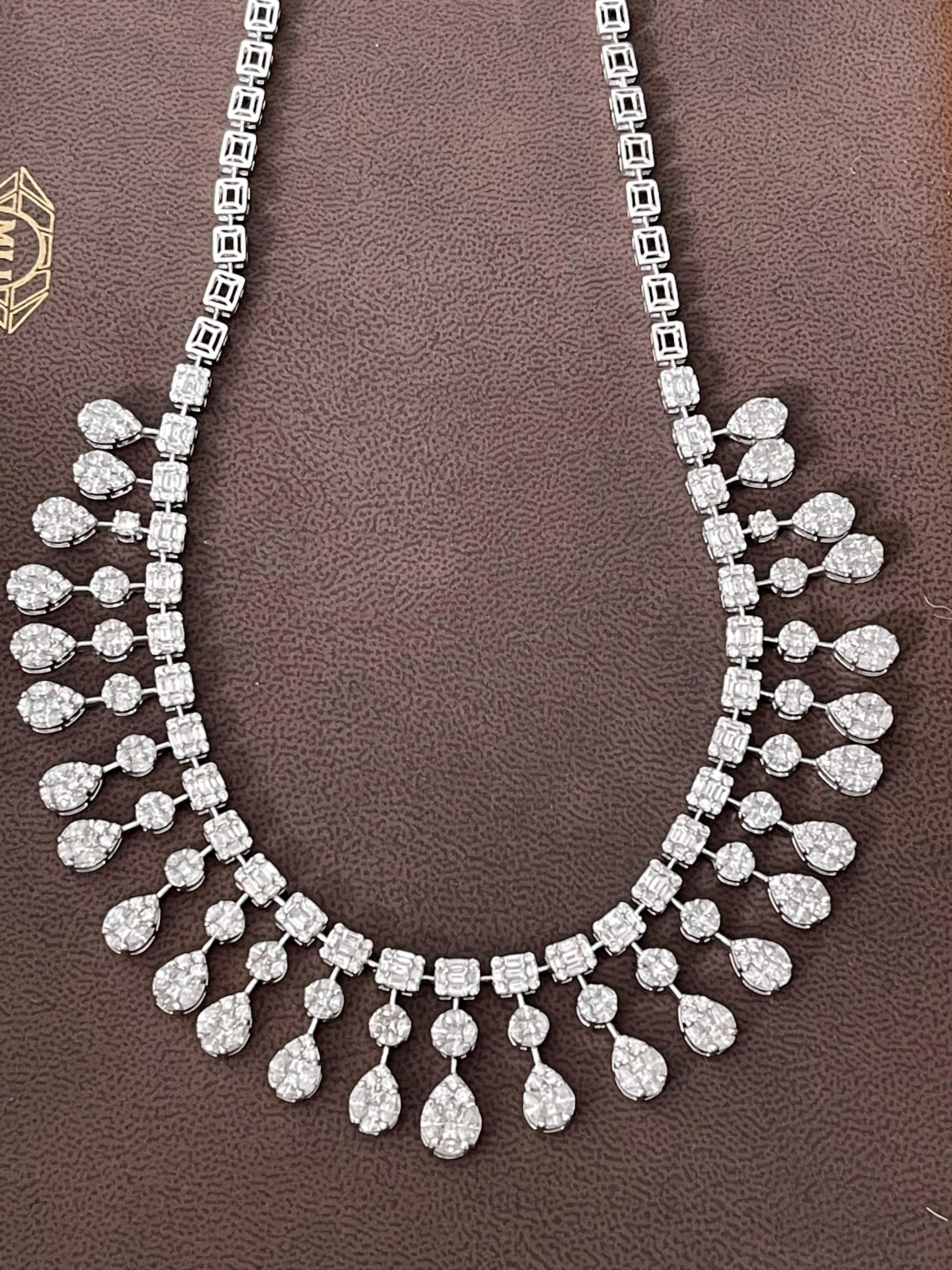 Elegant Dangling 32 Carat Diamond Necklace and Earring Suite in 18 Karat Gold 10