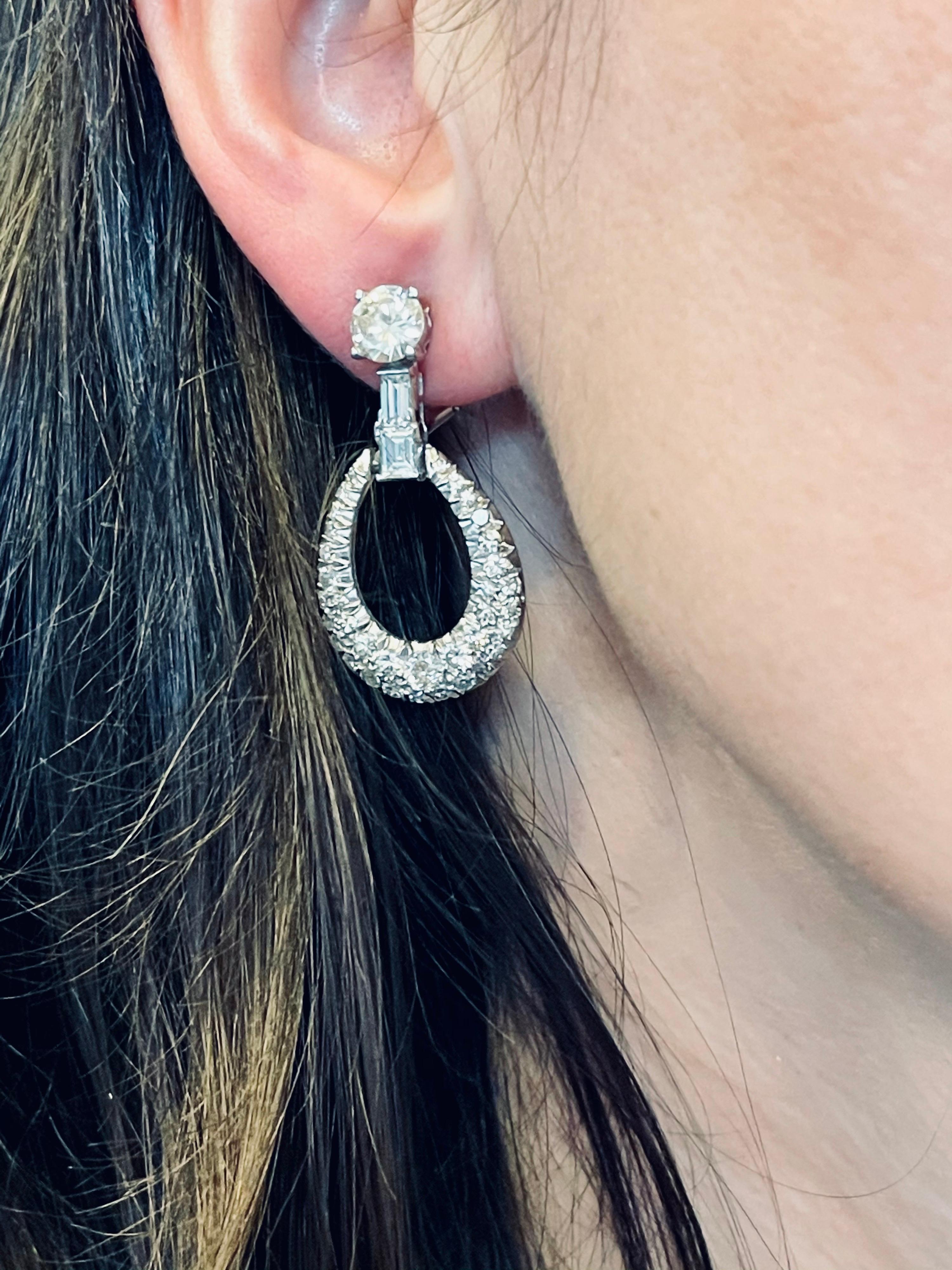 Orecchini da cocktail con diamante da 7 carati del 1950 in platino con diamante solitario da 2 carati in vendita 8