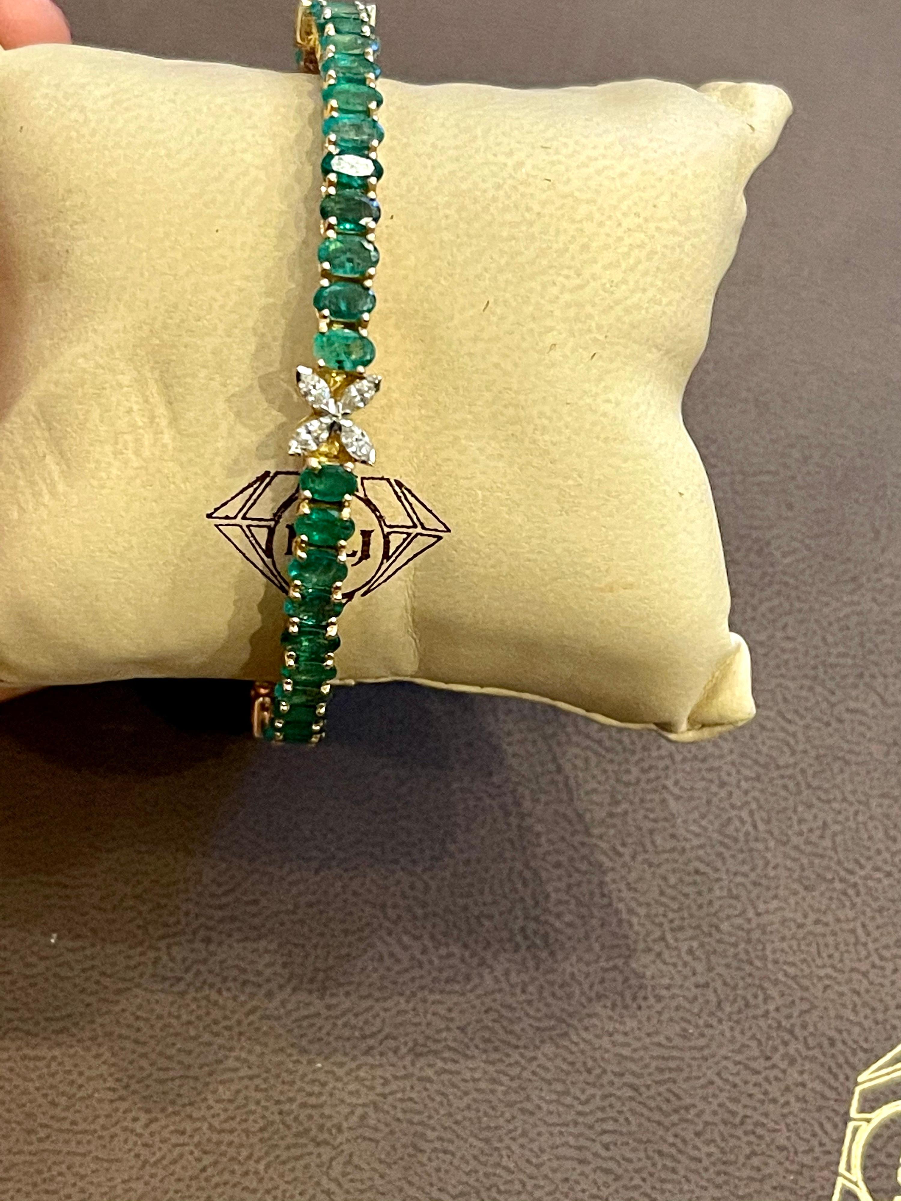 9 Carat Oval Emeralds and Diamonds 18 Karat Gold 23 Grams Bangle /Bracelet In Excellent Condition In New York, NY