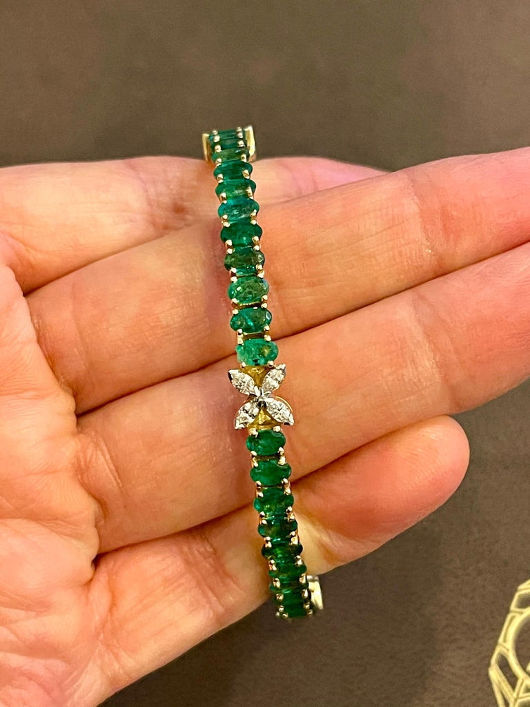 9 Carat Oval Emeralds and Diamonds 18 Karat Gold 23 Grams Bangle /Bracelet For Sale 3